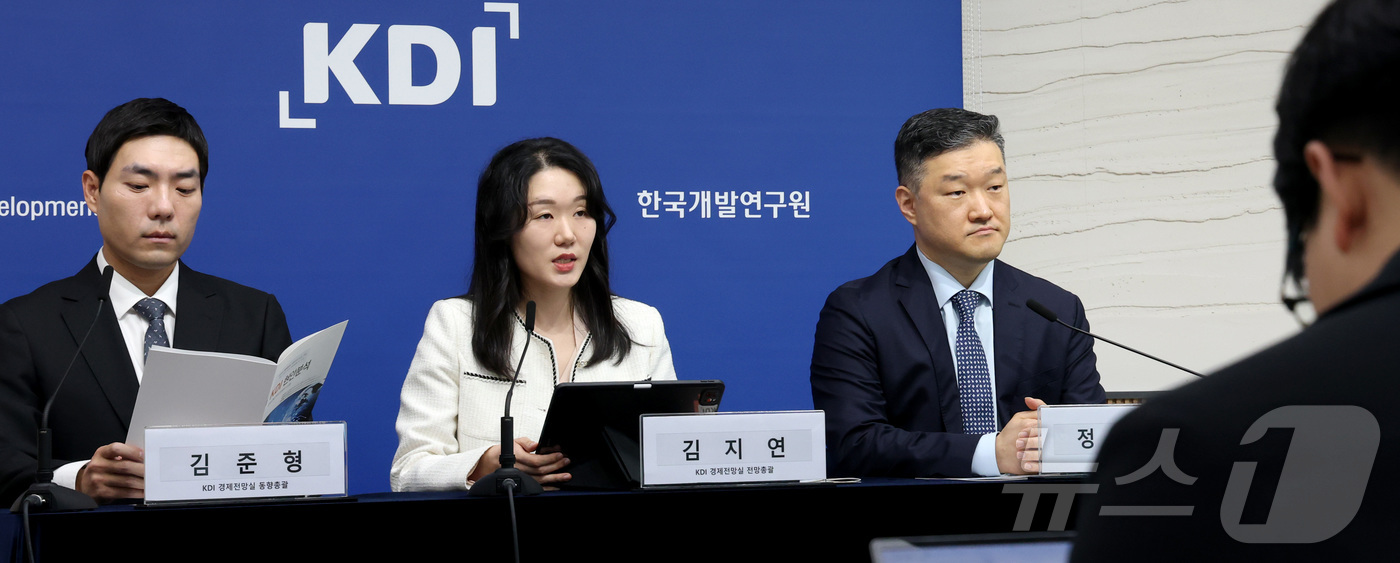 (세종=뉴스1) 김기남 기자 = 김준형 KDI 동향총괄, 김지연 KDI 전망총괄, 정규철 KDI 경제전망실장(왼쪽부터)이 8일 세종시 정부세종청사에서  '잠재성장률 전망과 정책적 …