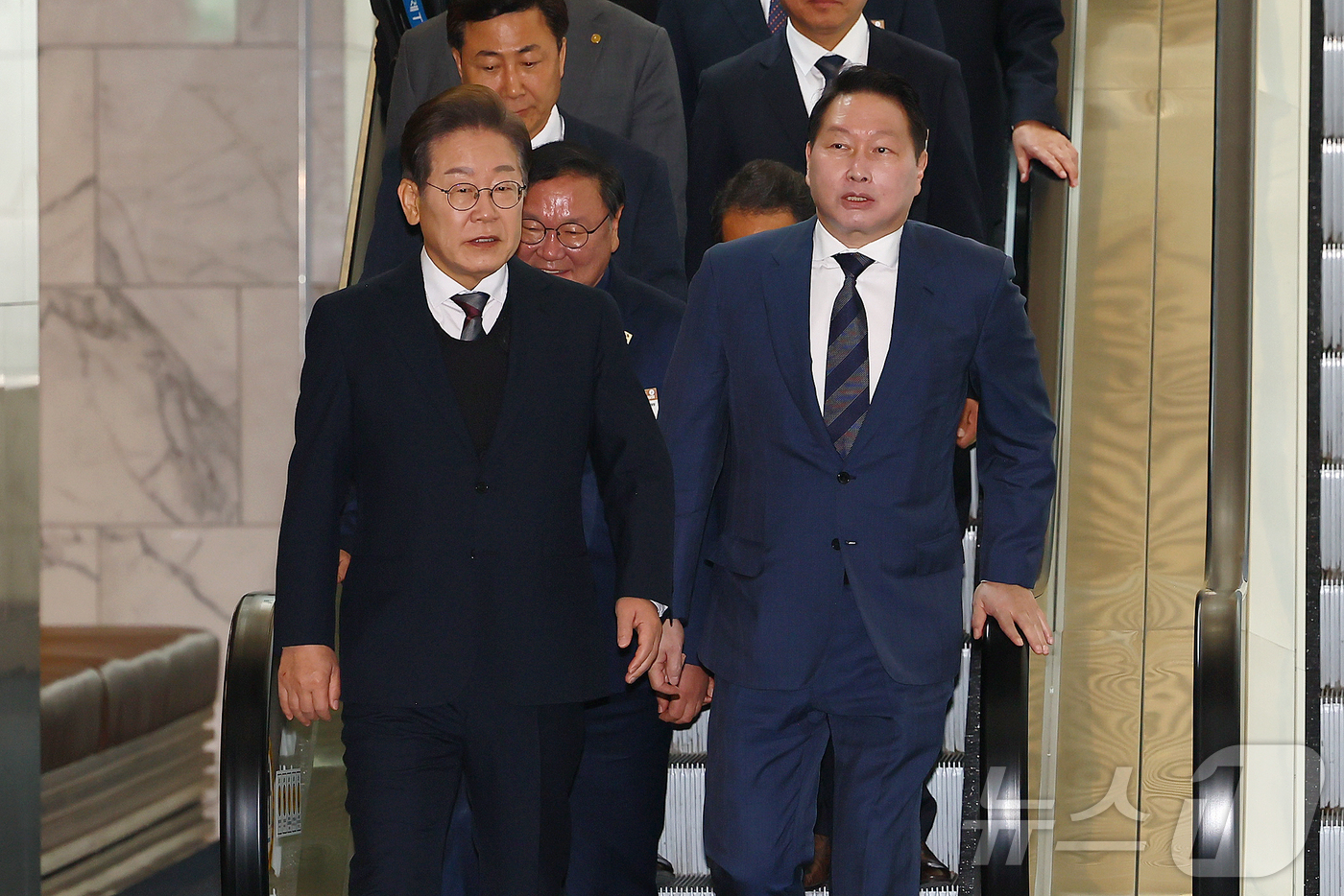 (서울=뉴스1) 국회사진취재단 = 이재명 더불어민주당 대선후보가 8일 오전 서울 중구 대한상공회의소에서 열린 대선후보 초청 경제5단체장 간담회에 참석하고 있다.오른쪽은 최태원 대한 …