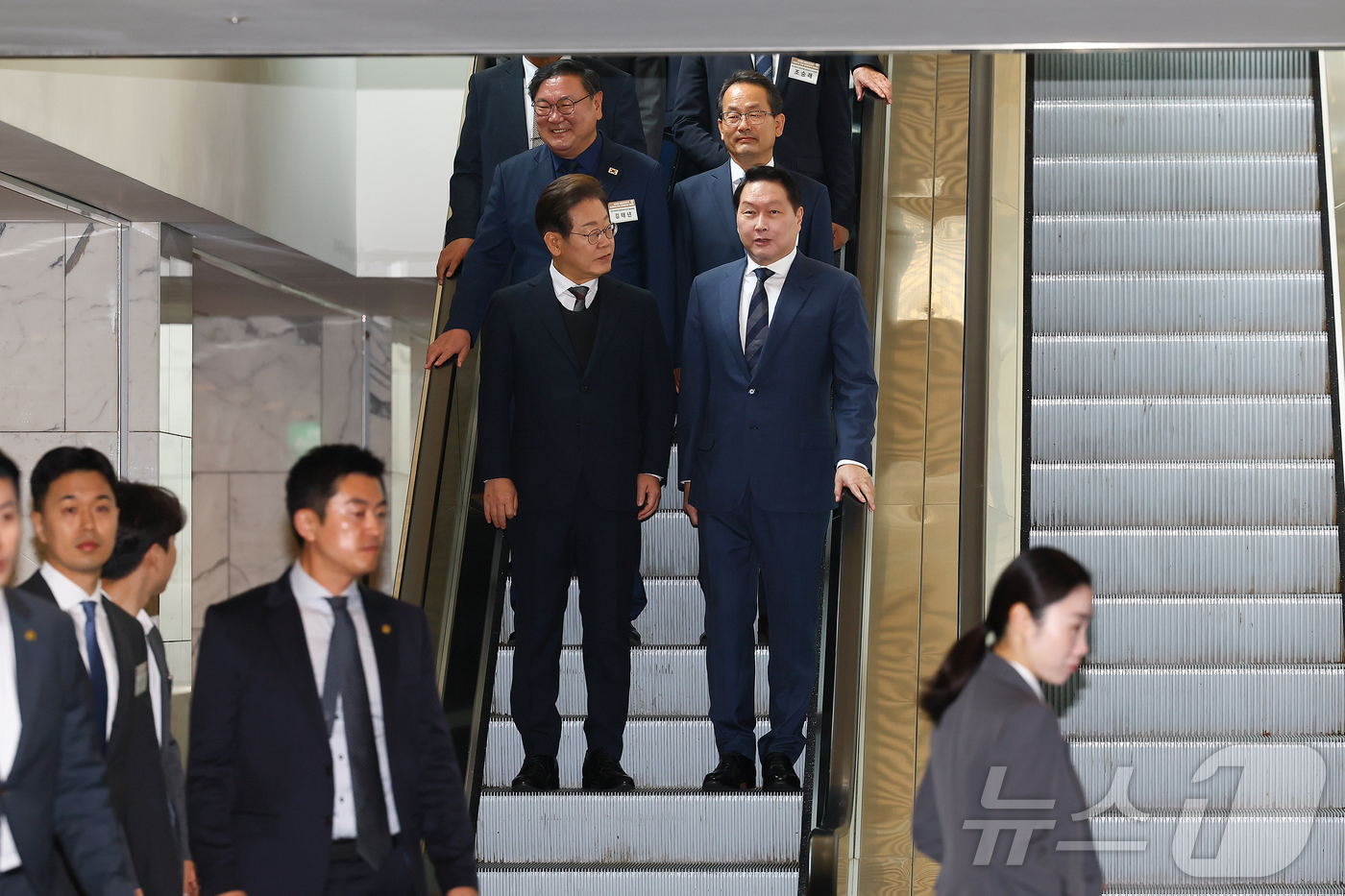 (서울=뉴스1) 국회사진취재단 = 이재명 더불어민주당 대선후보가 8일 오전 서울 중구 대한상공회의소에서 열린 대선후보 초청 경제5단체장 간담회에 참석하고 있다.오른쪽은 최태원 대한 …