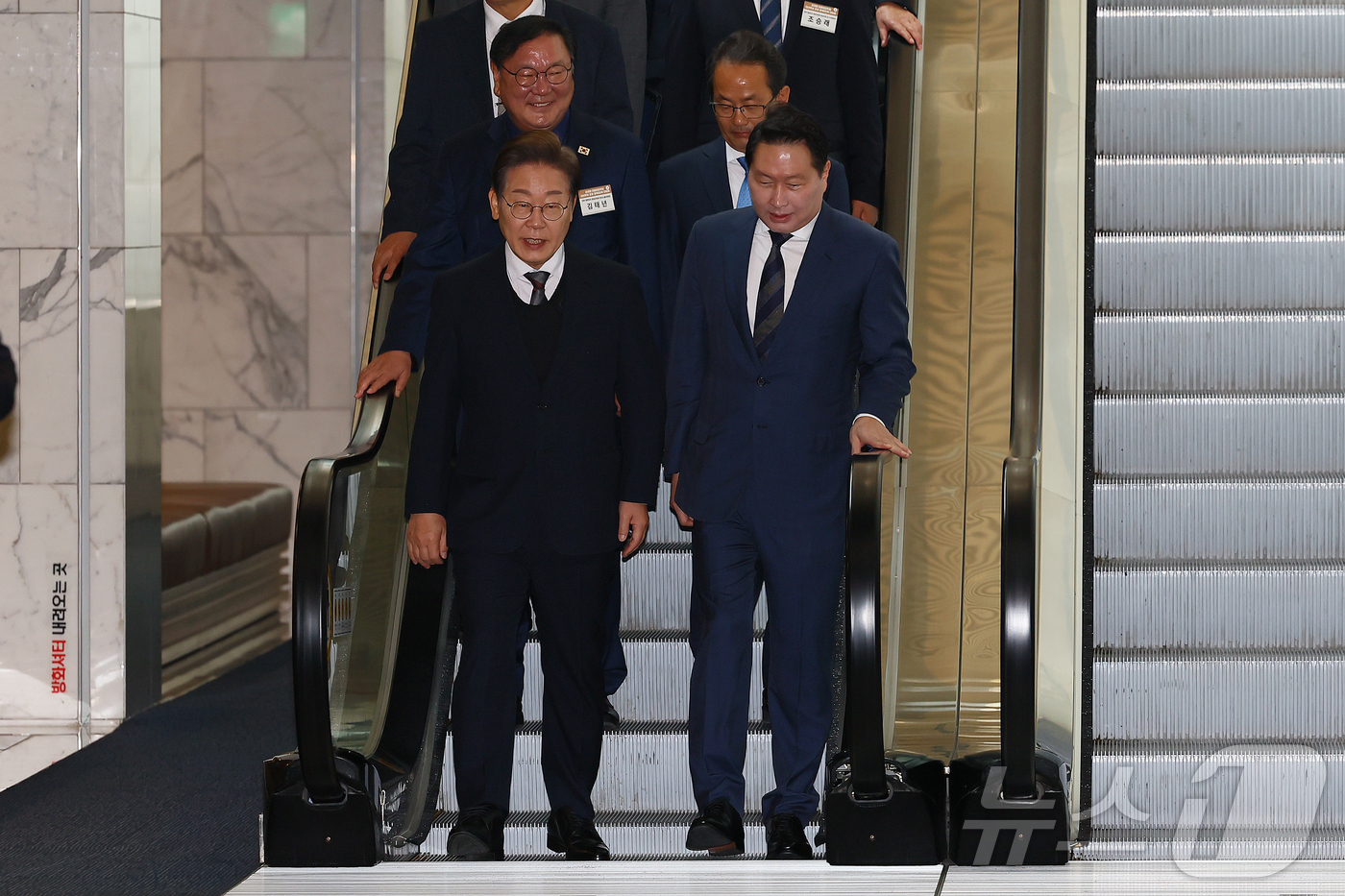 (서울=뉴스1) 국회사진취재단 = 이재명 더불어민주당 대선후보가 8일 오전 서울 중구 대한상공회의소에서 열린 대선후보 초청 경제5단체장 간담회에 참석하고 있다.오른쪽은 최태원 대한 …