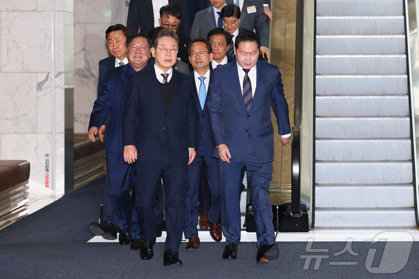 (서울=뉴스1) 국회사진취재단 = 이재명 더불어민주당 대선후보가 8일 오전 서울 중구 대한상공회의소에서 열린 대선후보 초청 경제5단체장 간담회에 참석하고 있다.오른쪽은 최태원 대한 …