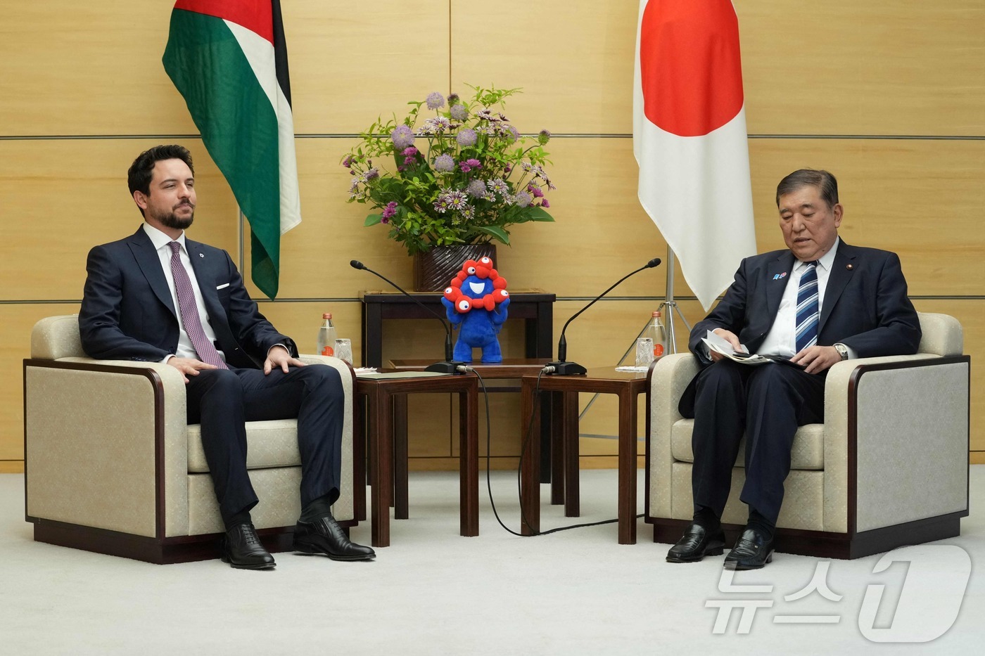 (도쿄 AFP=뉴스1) 우동명 기자 = 이시바 시게루 일본 총리가 8일(현지시간) 도쿄 총리 관저에서 후세인 요르단 왕세자와 회담을 하고 있다. 2025.05.08ⓒ AFP=뉴스1 …