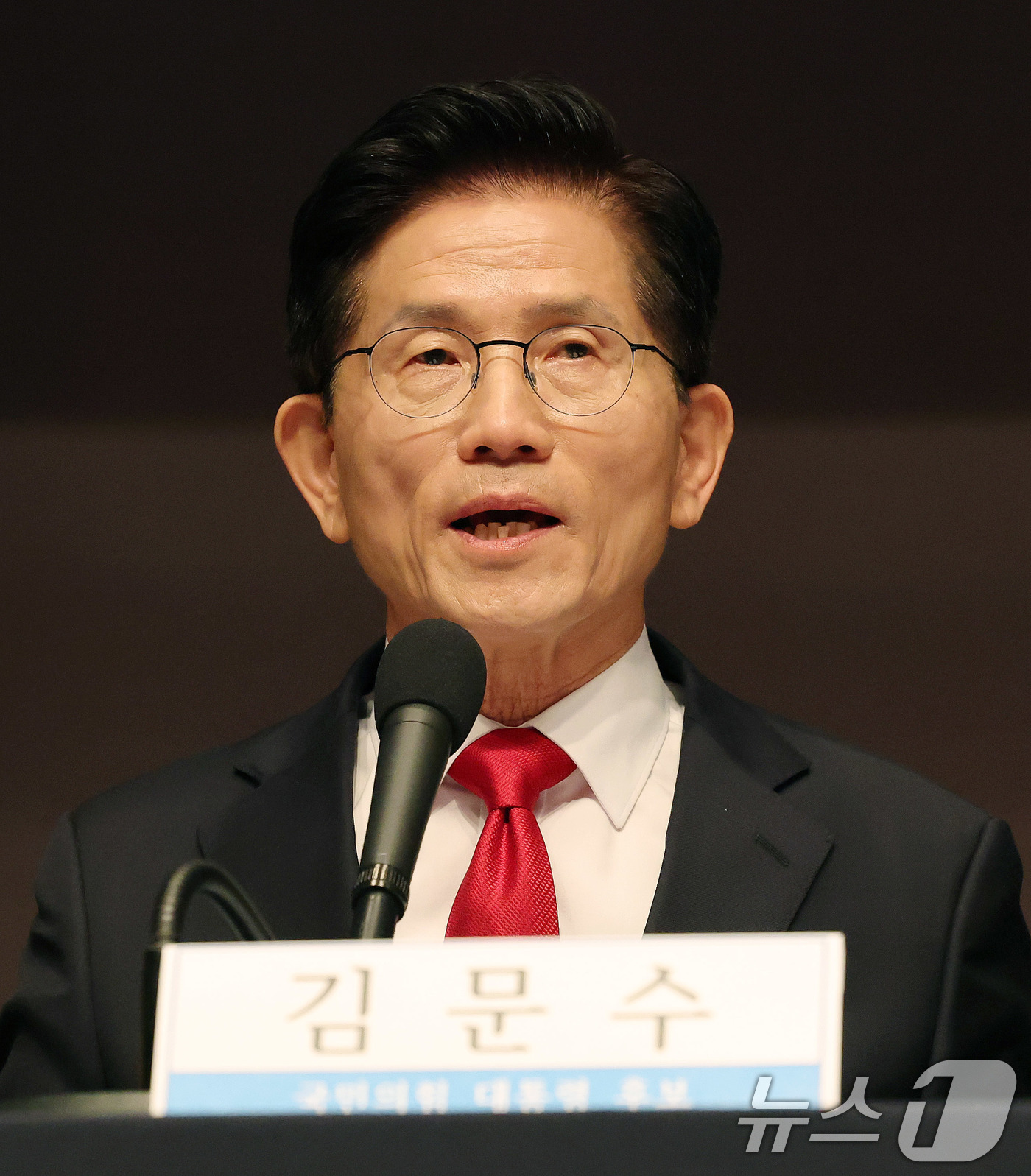 (서울=뉴스1) 박세연 기자 = 김문수 국민의힘 대선 후보가 8일 서울 중구 프레스센터에서 열린 관훈클럽 토론에 참석해 단일화 관련 질의에 답하고 있다.  2025.5.8/뉴스1