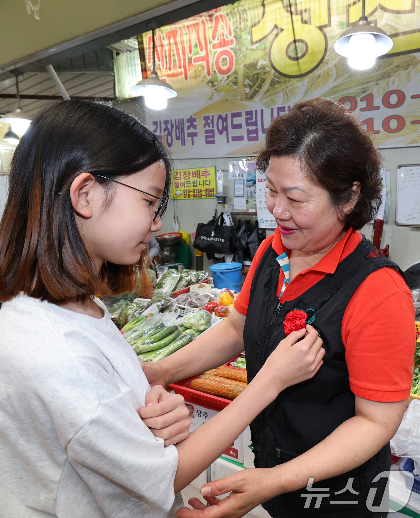 (대전=뉴스1) 김기태 기자 = 어버이날인 8일 오전 대전 중구 문창전통시장에서 문창초등학교 학생들이 상인들에게 카네이션을 달아주고 있다. 2025.5.8/뉴스1