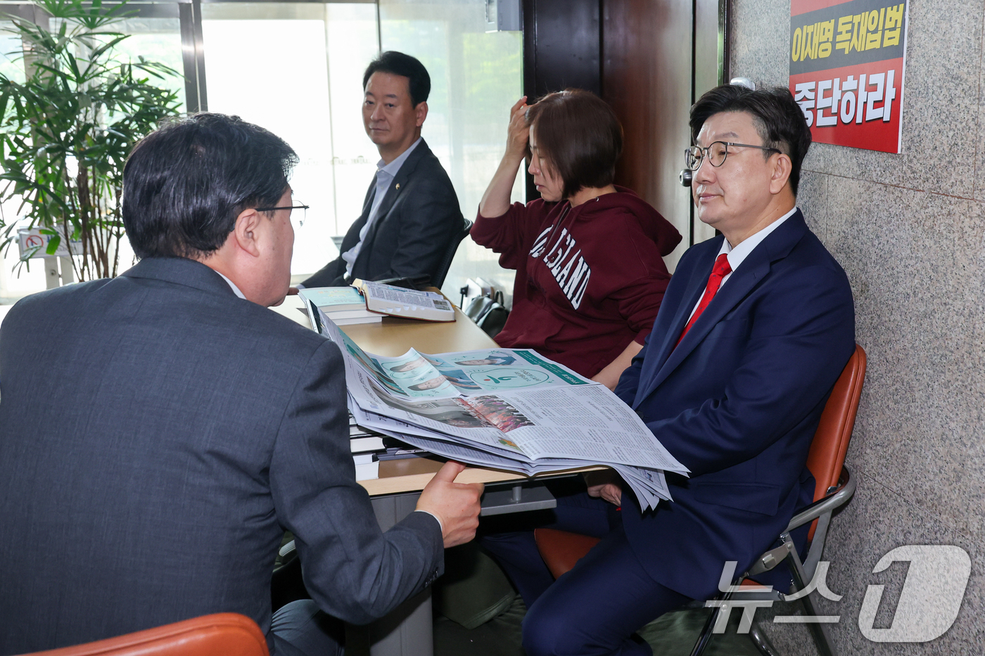 (서울=뉴스1) 안은나 기자 = 권성동 국민의힘 원내대표가 8일 오전 서울 여의도 국회에서 단일화 약속을 촉구하며 무기한 단식농성 중 김대식 의원과 대화하고 있다. 2025.5.8 …