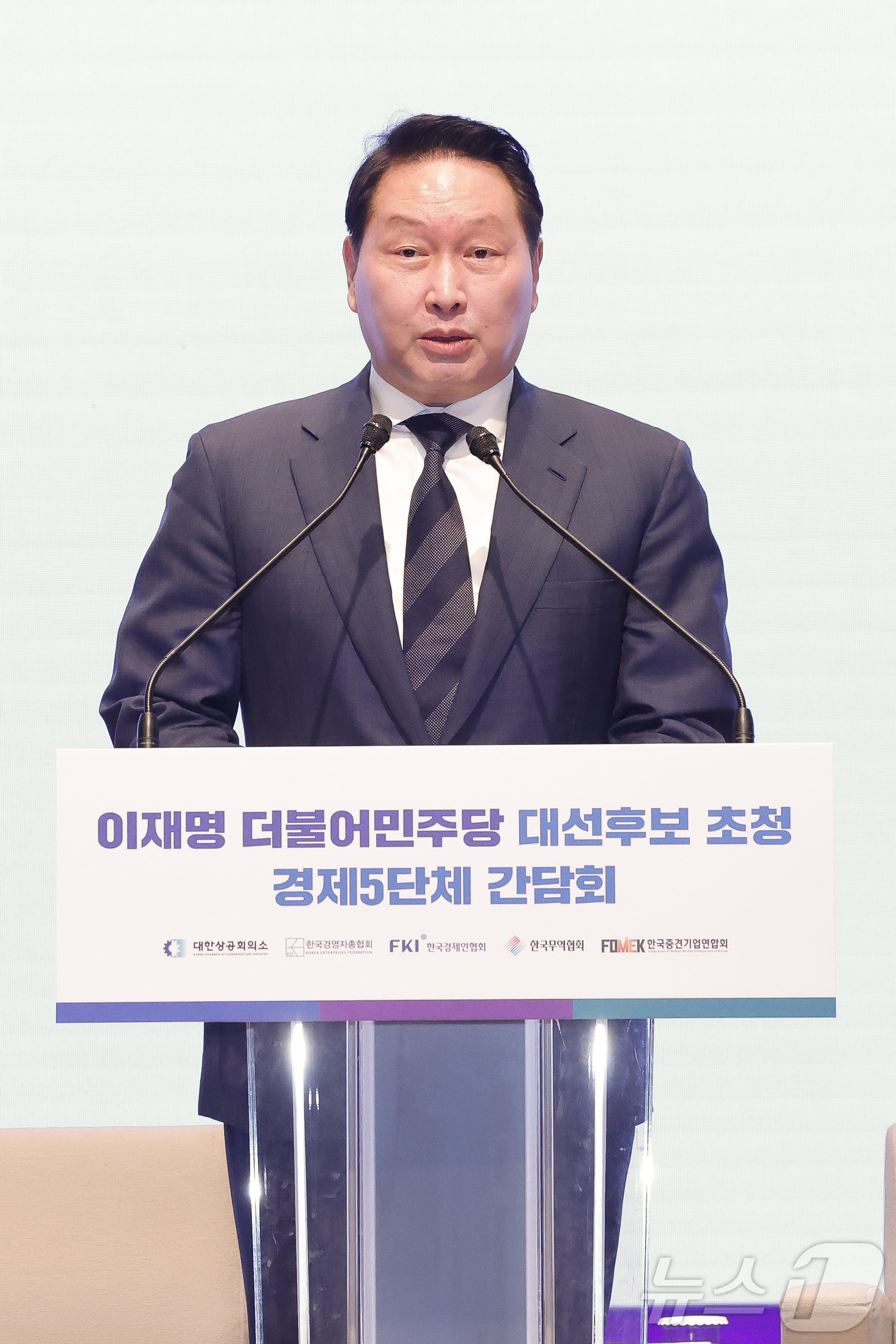 (서울=뉴스1) 국회사진취재단 = 최태원 대한상공회의소 회장이 8일 서울 중구 대한상공회의소에서 열린 이재명 더불어민주당 대선후보 초청 경제5단체 간담회에서 환영사를 하고 있다. …