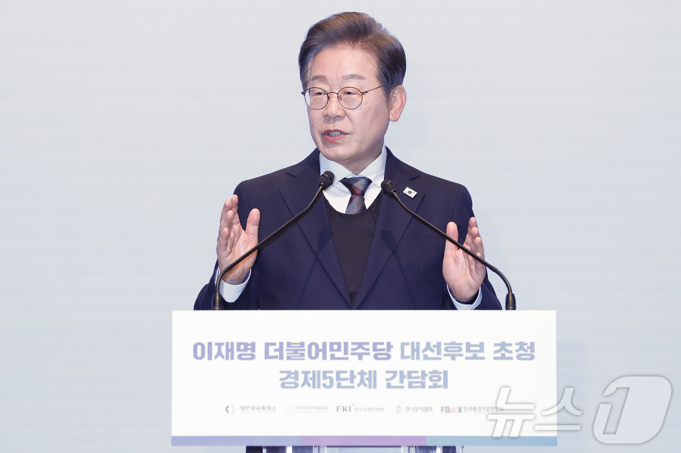 (서울=뉴스1) 국회사진취재단 = 이재명 더불어민주당 대선후보가 8일 오전 서울 중구 대한상공회의소에서 열린 대선후보 초청 경제5단체장 간담회에서 발언하고 있다. 2025.5.8/ …