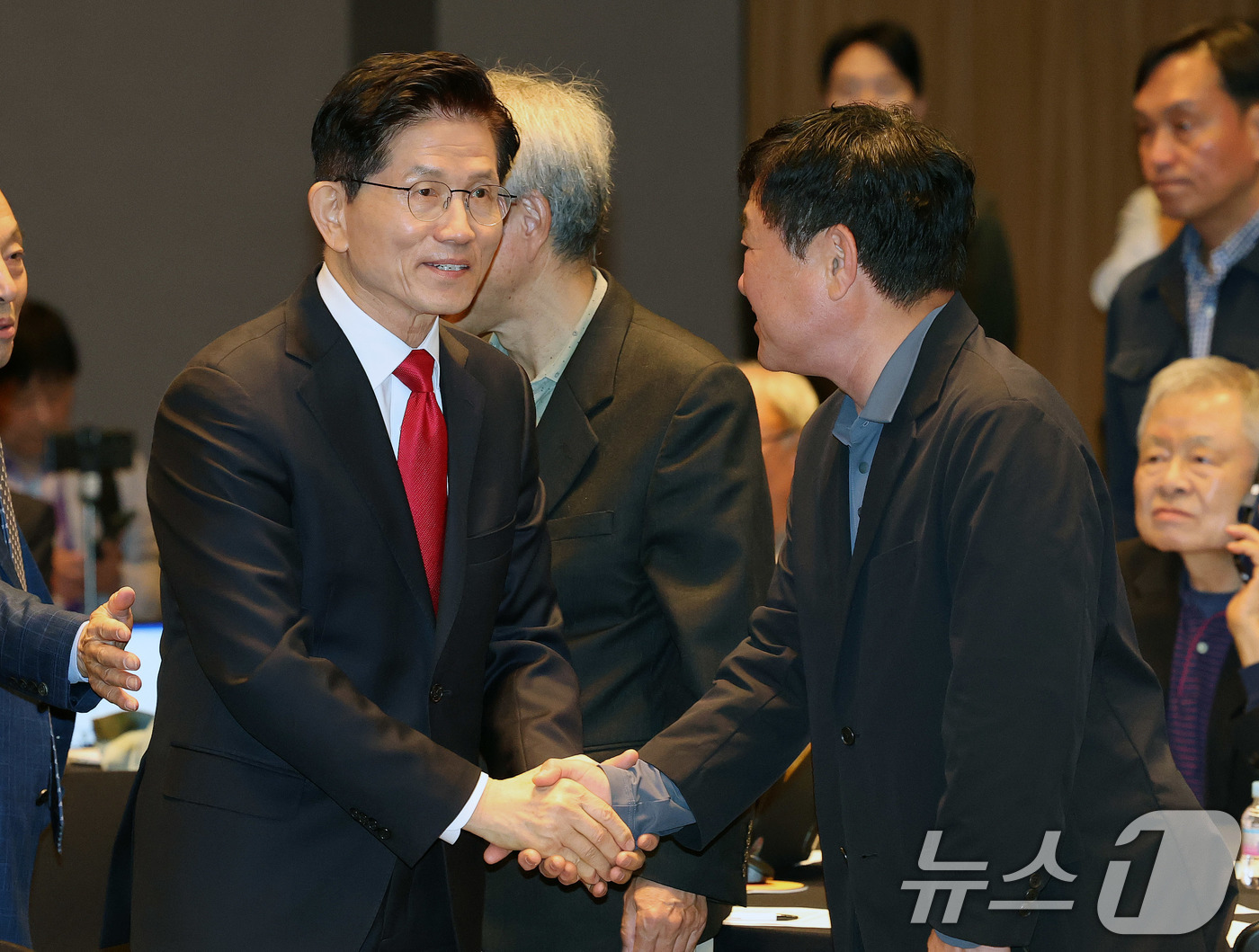 (서울=뉴스1) 박세연 기자 = 김문수 국민의힘 대선 후보가 8일 서울 중구 프레스센터에서 열린 관훈클럽 토론에서 참석자들과 인사를 나누고 있다. 2025.5.8/뉴스1