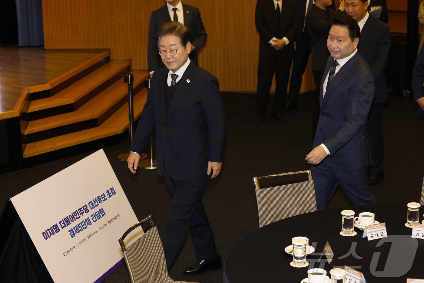 (서울=뉴스1) 국회사진취재단 = 이재명 더불어민주당 대선후보가 8일 오전 서울 중구 대한상공회의소에서 열린 대선후보 초청 경제5단체장 간담회에 참석하고 있다. 2025.5.8/뉴 …