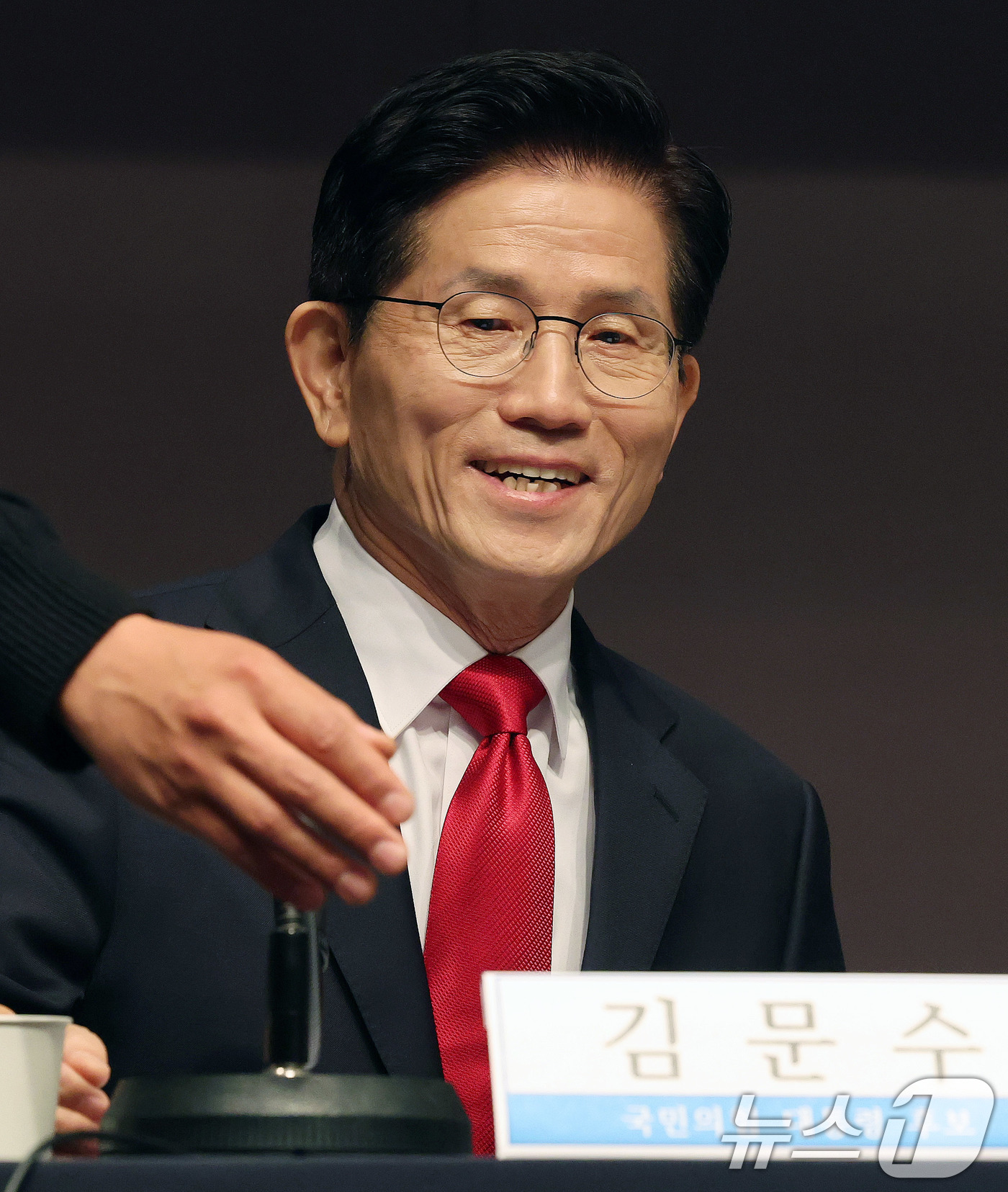 (서울=뉴스1) 박세연 기자 = 김문수 국민의힘 대선 후보가 8일 서울 중구 프레스센터에서 열린 관훈클럽 토론에 참석해 미소 짓고 있다. 2025.5.8/뉴스1