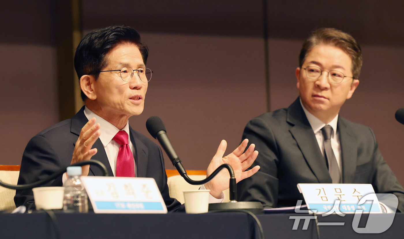 (서울=뉴스1) 박세연 기자 = 김문수 국민의힘 대선 후보가 8일 서울 중구 프레스센터에서 열린 관훈클럽 토론에 참석해 단일화 관련 질문에 답하고 있다. 2025.5.8/뉴스1