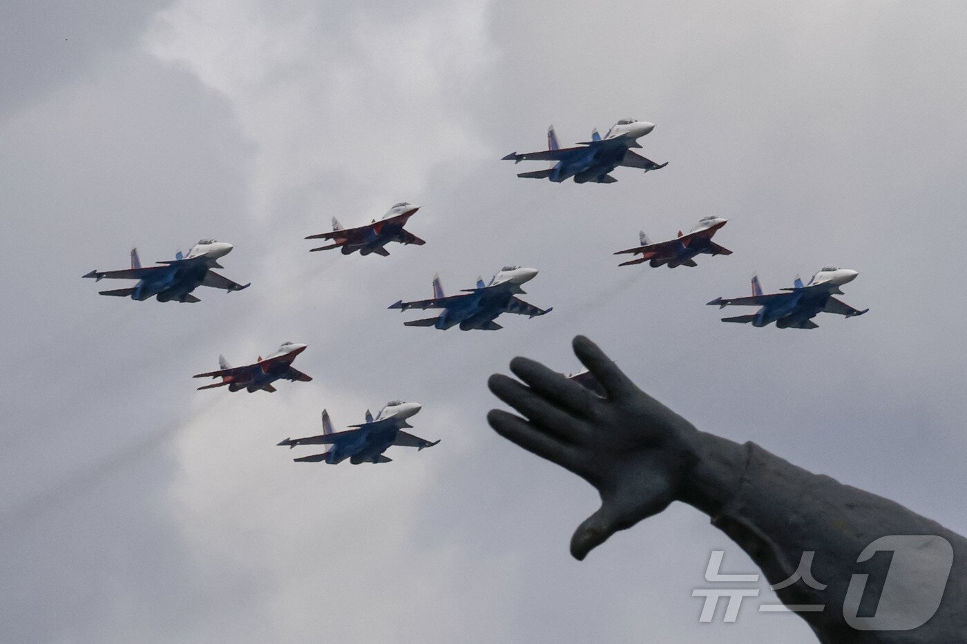 본문 이미지 - 러시아 수호이 SU-230SM전투기가 7일&#40;현지시간&#41; 모스크바에서 열릴 전승전 기념일을 앞두고 비행하고 있다. ⓒ AFP=뉴스1