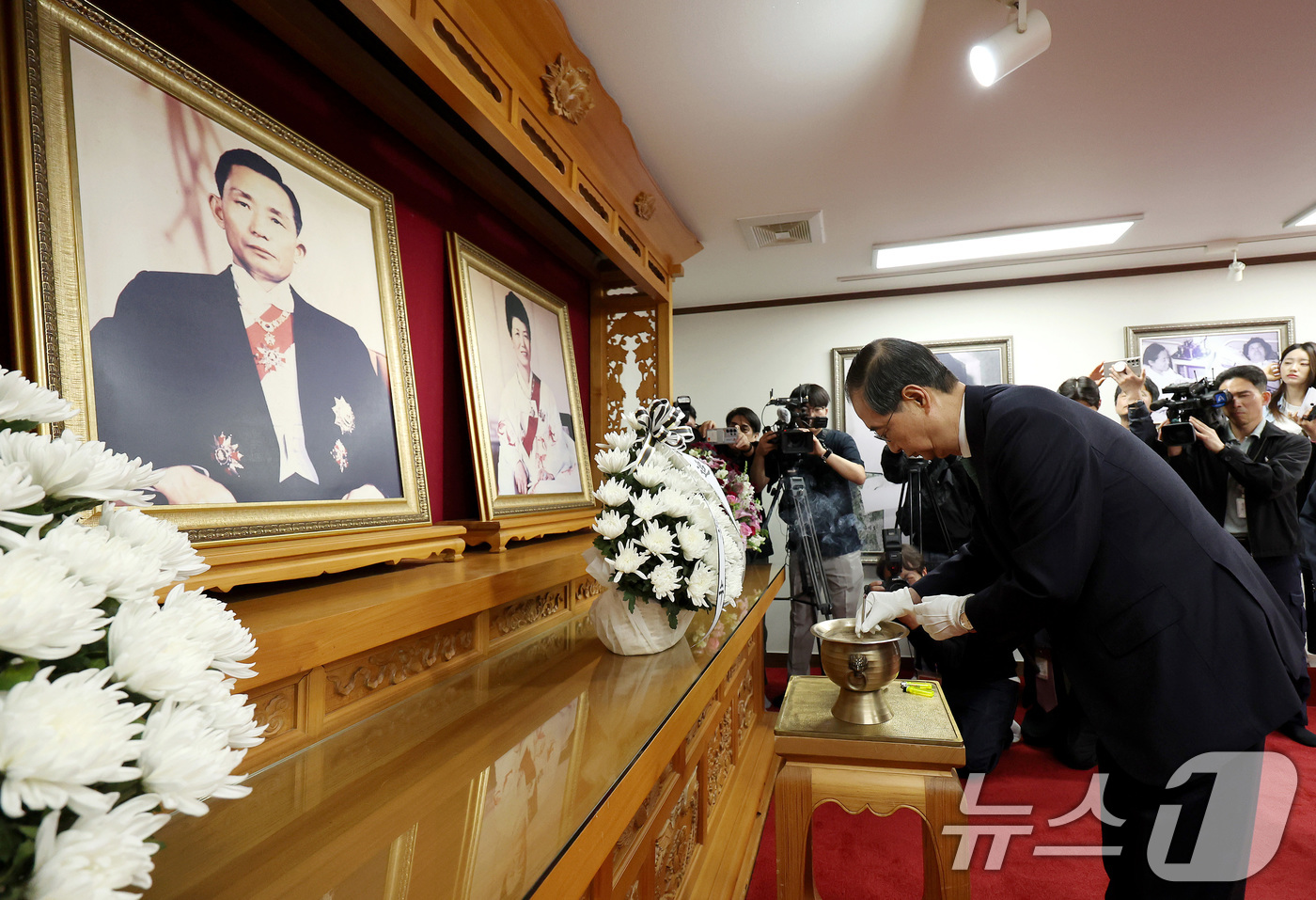 (구미=뉴스1) 공정식 기자 = 한덕수 무소속 대선 예비후보가 8일 오전 경북 구미시 박정희 전 대통령 생가를 찾아 추모관에서 참배하고 있다.  2025.5.8/뉴스1