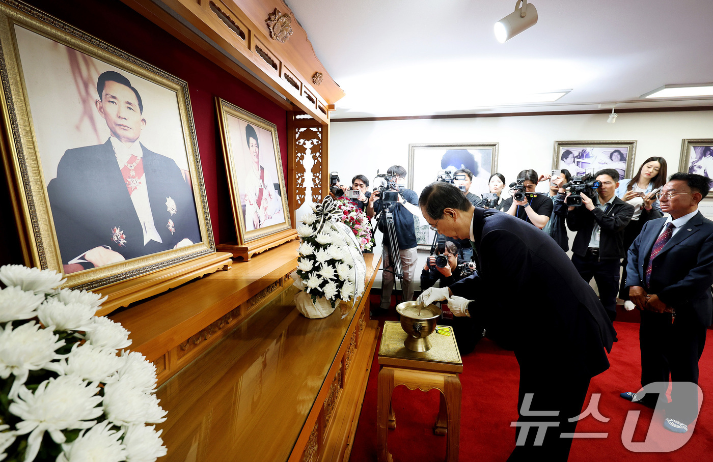 (구미=뉴스1) 공정식 기자 = 한덕수 무소속 대선 예비후보가 8일 오전 경북 구미시 박정희 전 대통령 생가를 찾아 추모관에서 참배하고 있다.  2025.5.8/뉴스1