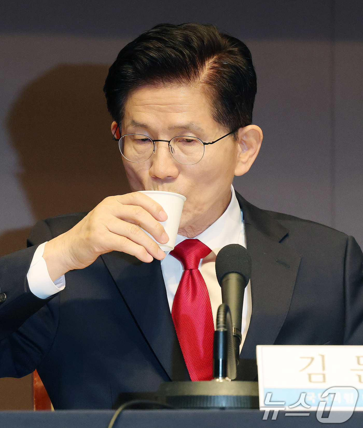(서울=뉴스1) 박세연 기자 = 김문수 국민의힘 대선 후보가 8일 서울 중구 프레스센터에서 열린 관훈클럽 토론에 참석해 기조연설 전 물을 마시고 있다.  2025.5.8/뉴스1