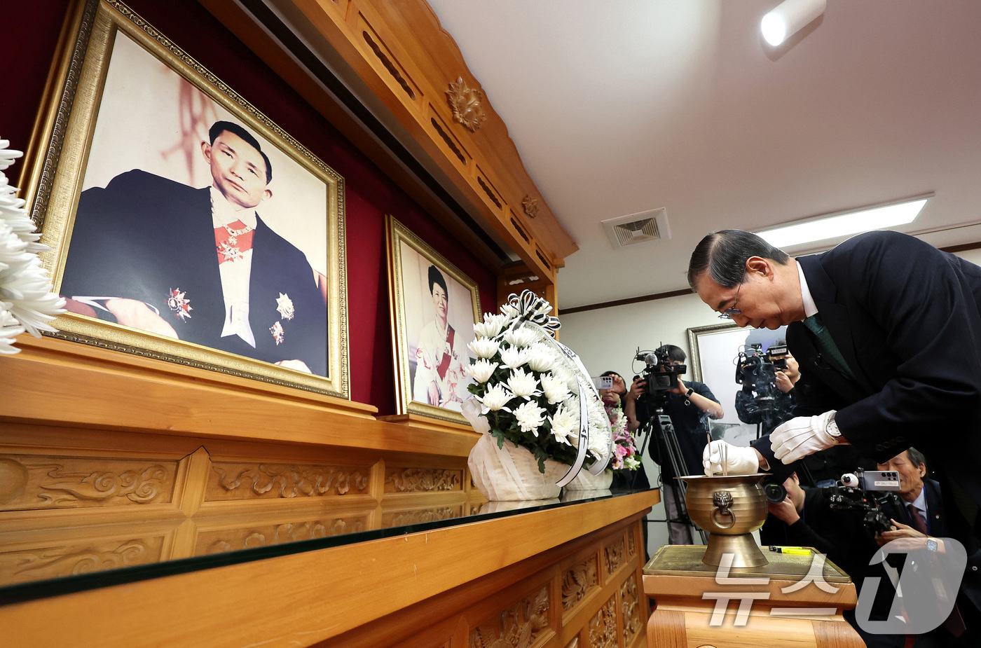 (구미=뉴스1) 공정식 기자 = 한덕수 무소속 대선 예비후보가 8일 오전 경북 구미시 박정희 전 대통령 생가를 찾아 추모관에서 참배하고 있다.  2025.5.8/뉴스1