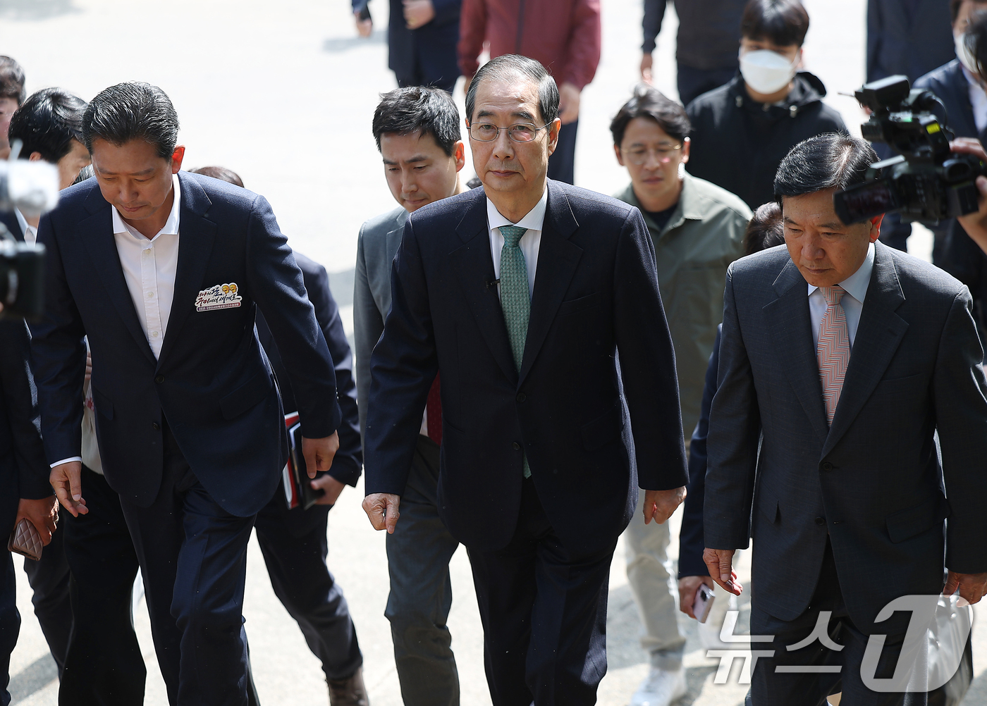 (구미=뉴스1) 공정식 기자 = 한덕수 무소속 대선 예비후보가 8일 오전 경북 구미시 박정희 전 대통령 생가를 방문하고 있다.  2025.5.8/뉴스1
