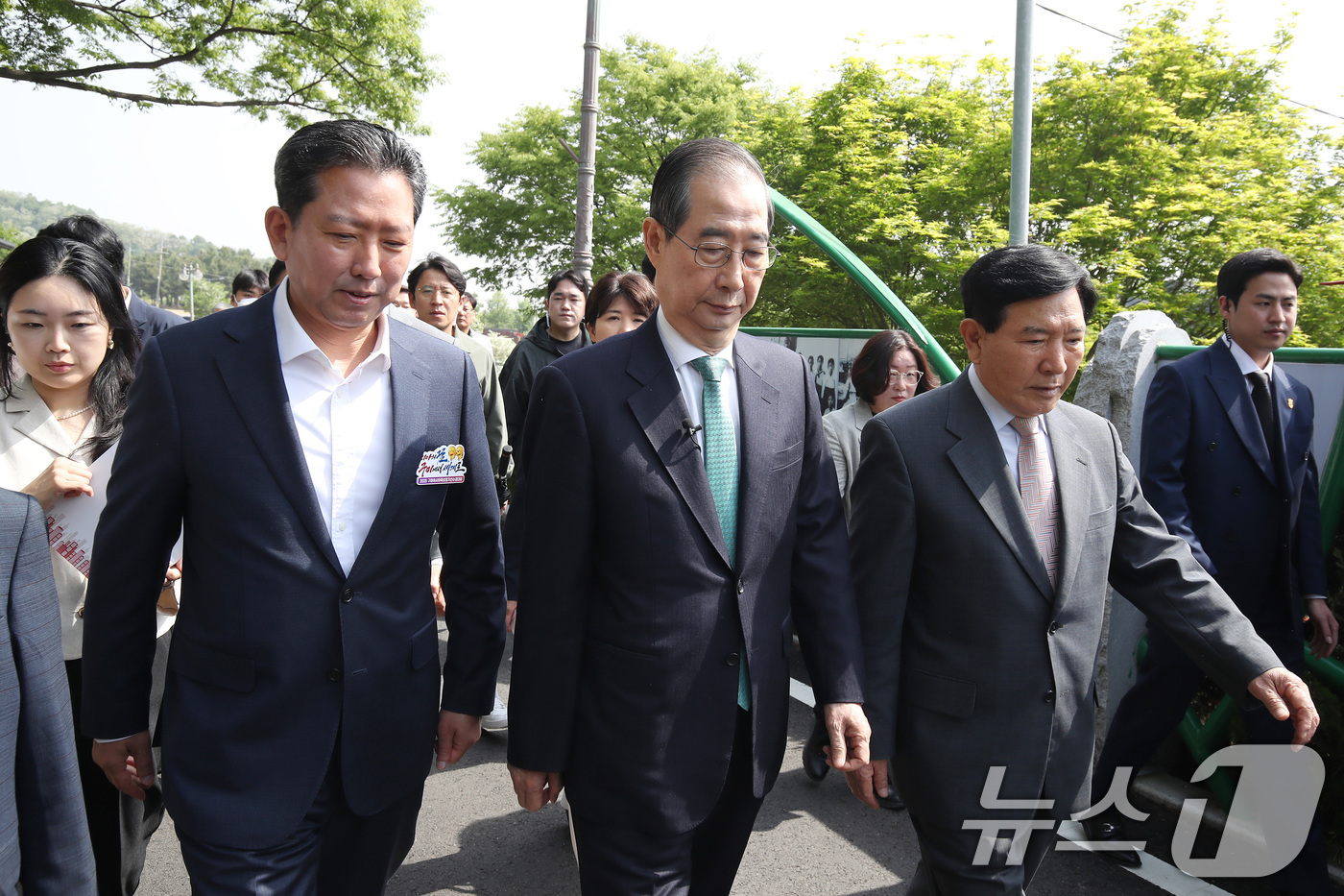 (구미=뉴스1) 공정식 기자 = 한덕수 무소속 대선 예비후보가 8일 오전 경북 구미시 박정희 전 대통령 생가를 방문하고 있다.  2025.5.8/뉴스1