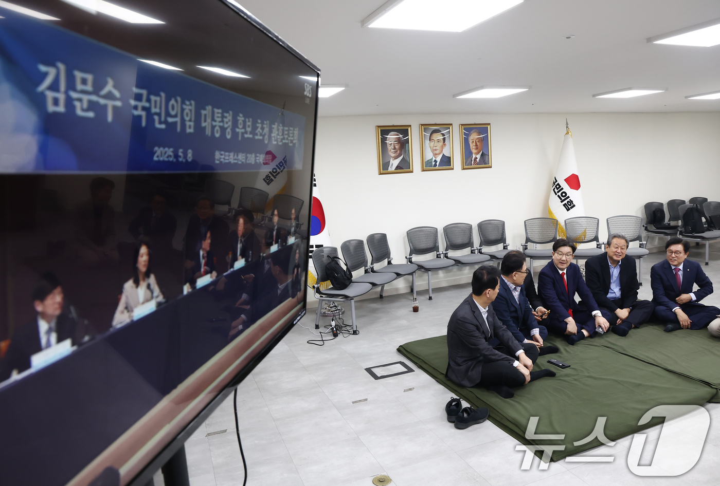 (서울=뉴스1) 김민지 기자 = 김문수 국민의힘 대통령 후보에게 단일화 약속을 촉구하며 무기한 단식에 돌입한 권성동 원내대표가 8일 오전 서울 여의도 중앙당사에서 같은 이유로 단식 …