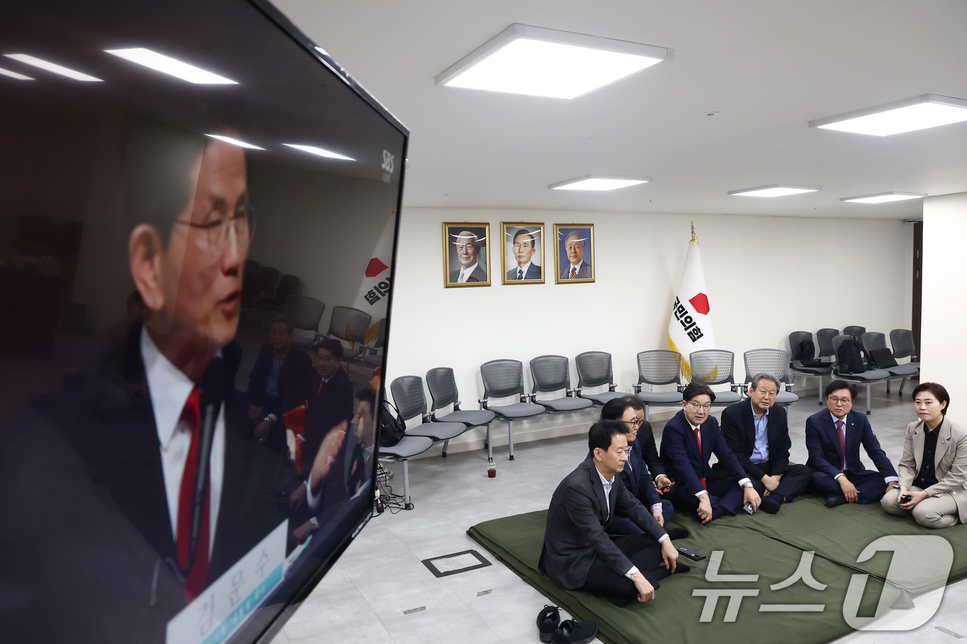 (서울=뉴스1) 김민지 기자 = 김문수 국민의힘 대통령 후보에게 단일화 약속을 촉구하며 무기한 단식에 돌입한 권성동 원내대표와 김무성, 류준상 상임고문 등이 8일 오전 서울 여의도 …