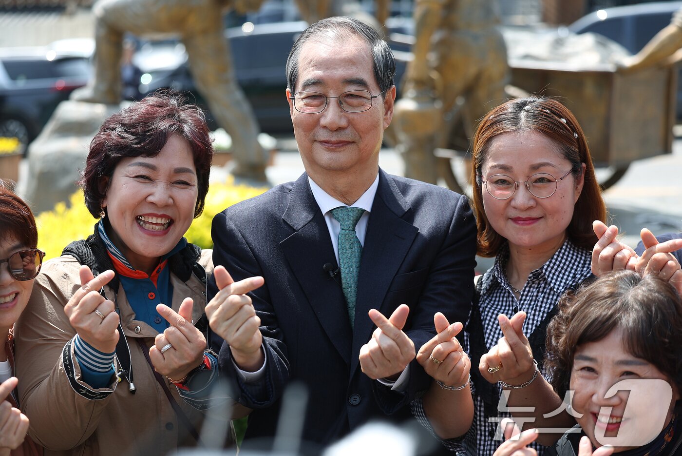 본문 이미지 - 한덕수 무소속 대선 예비후보가 8일 오전 경북 구미시 박정희 전 대통령 생가를 찾아 지지자들과 기념촬영하고 있다. 2025.5.8/뉴스1 ⓒ News1 공정식 기자