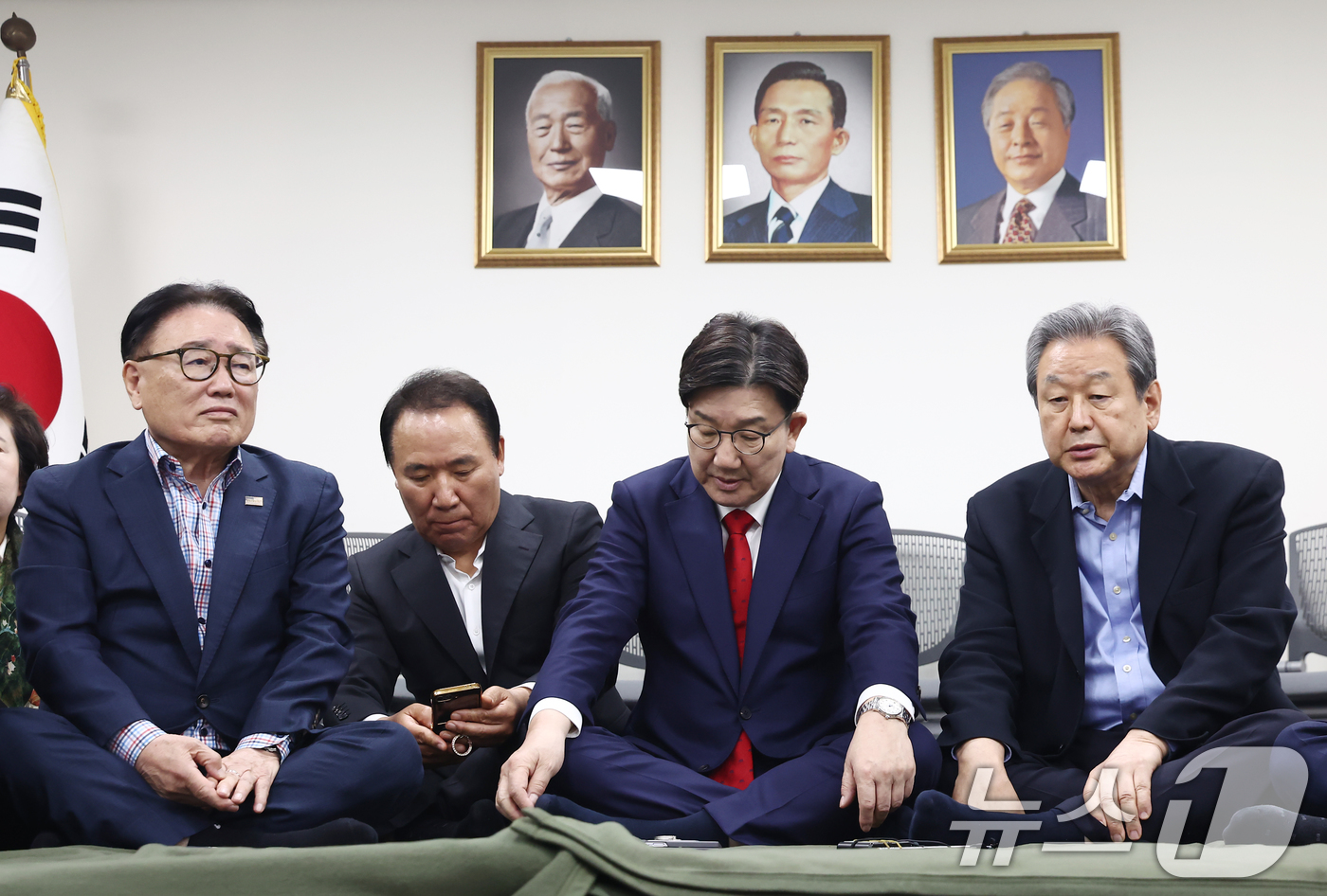 (서울=뉴스1) 김민지 기자 = 김문수 국민의힘 대통령 후보에게 단일화 약속을 촉구하며 무기한 단식에 돌입한 권성동 원내대표가 8일 오전 서울 여의도 중앙당사에서 같은 이유로 단식 …