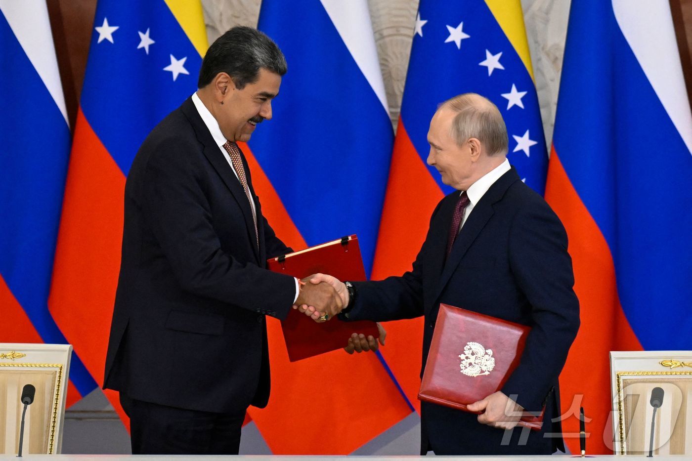 (모슼크바 AFP=뉴스1) 우동명 기자 = 블라디미르 푸틴 러시아 대통령이 7일(현지시간) 모스크바 크렘린 궁에서 전승절 80주년 기념식 참석 차 방문한 니콜라스 마두로 베네수엘라 …