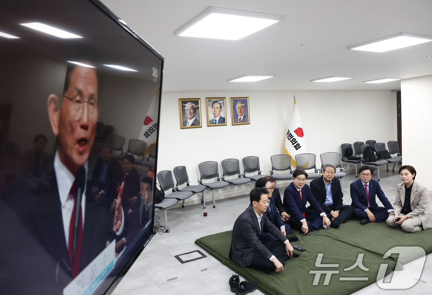 (서울=뉴스1) 김민지 기자 = 김문수 국민의힘 대통령 후보에게 단일화 약속을 촉구하며 무기한 단식에 돌입한 권성동 원내대표와 김무성, 류준상 상임고문 등이 8일 오전 서울 여의도 …