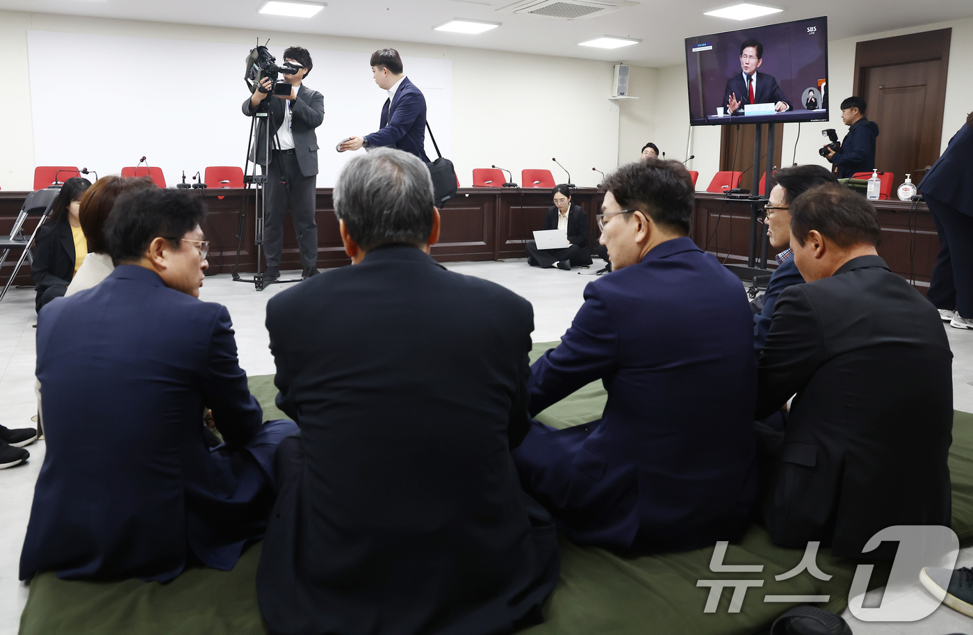 (서울=뉴스1) 김민지 기자 = 김문수 국민의힘 대통령 후보에게 단일화 약속을 촉구하며 무기한 단식에 돌입한 권성동 원내대표가 8일 오전 서울 여의도 중앙당사에서 같은 이유로 단식 …