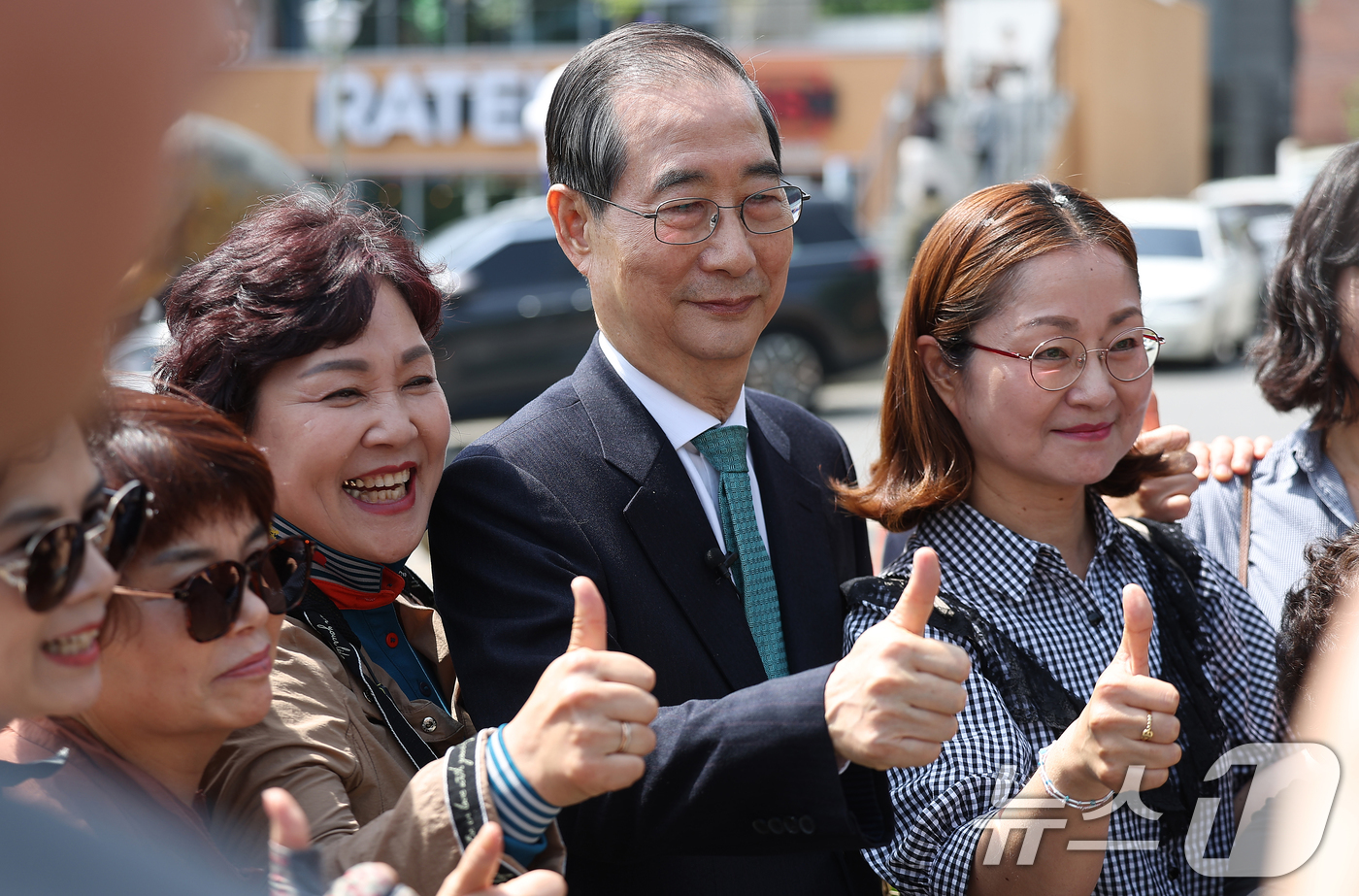 (구미=뉴스1) 공정식 기자 = 한덕수 무소속 대선 예비후보가 8일 오전 경북 구미시 박정희 전 대통령 생가를 찾아 지지자들과 기념 촬영하고 있다. 2025.5.8/뉴스1