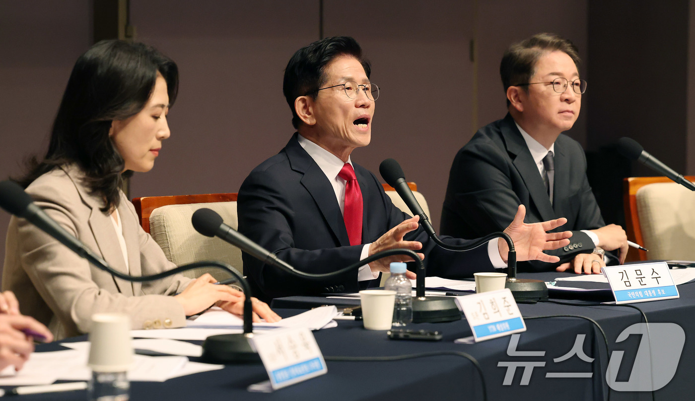 (서울=뉴스1) 박세연 기자 = 김문수 국민의힘 대선 후보가 8일 서울 중구 프레스센터에서 열린 관훈클럽 토론에 참석해 단일화 관련 질의에 답하고 있다.  2025.5.8/뉴스1