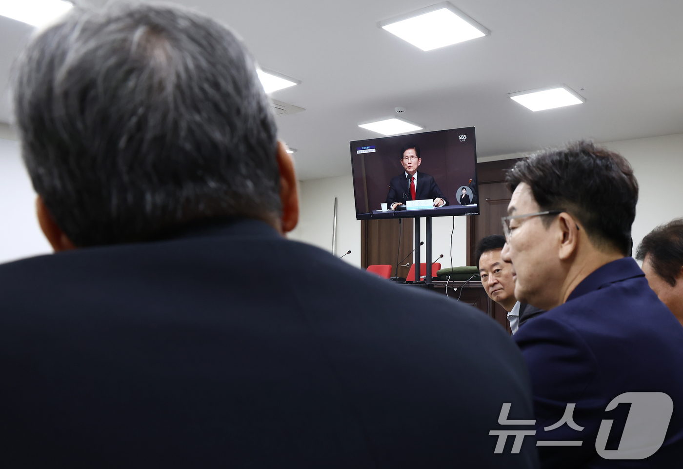 (서울=뉴스1) 김민지 기자 = 김문수 국민의힘 대통령 후보에게 단일화 약속을 촉구하며 무기한 단식에 돌입한 권성동 원내대표가 8일 오전 서울 여의도 중앙당사에서 같은 이유로 단식 …