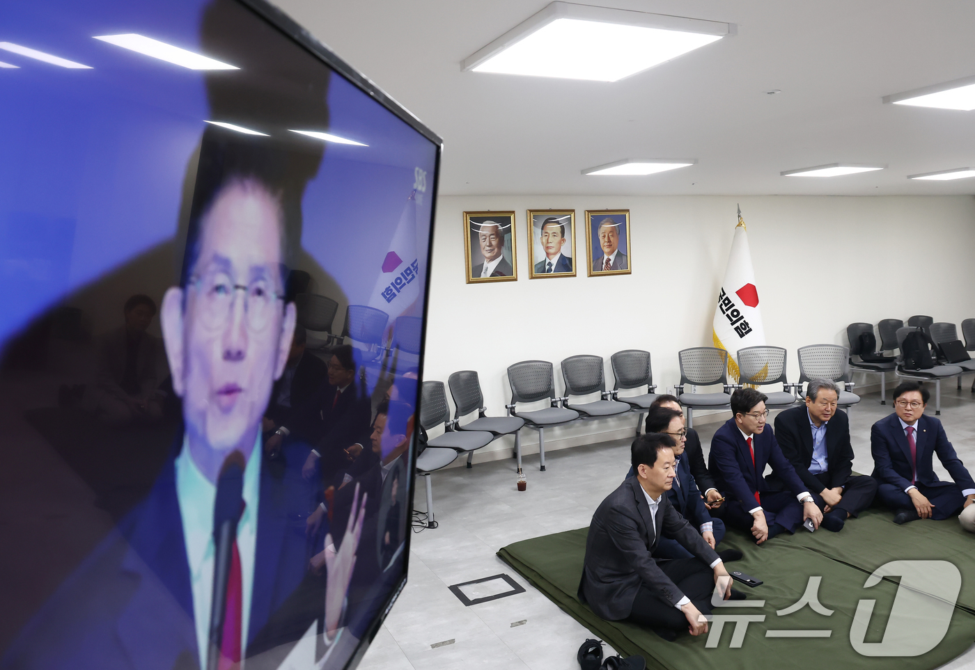 (서울=뉴스1) 김민지 기자 = 김문수 국민의힘 대통령 후보에게 단일화 약속을 촉구하며 무기한 단식에 돌입한 권성동 원내대표가 8일 오전 서울 여의도 중앙당사에서 같은 이유로 단식 …