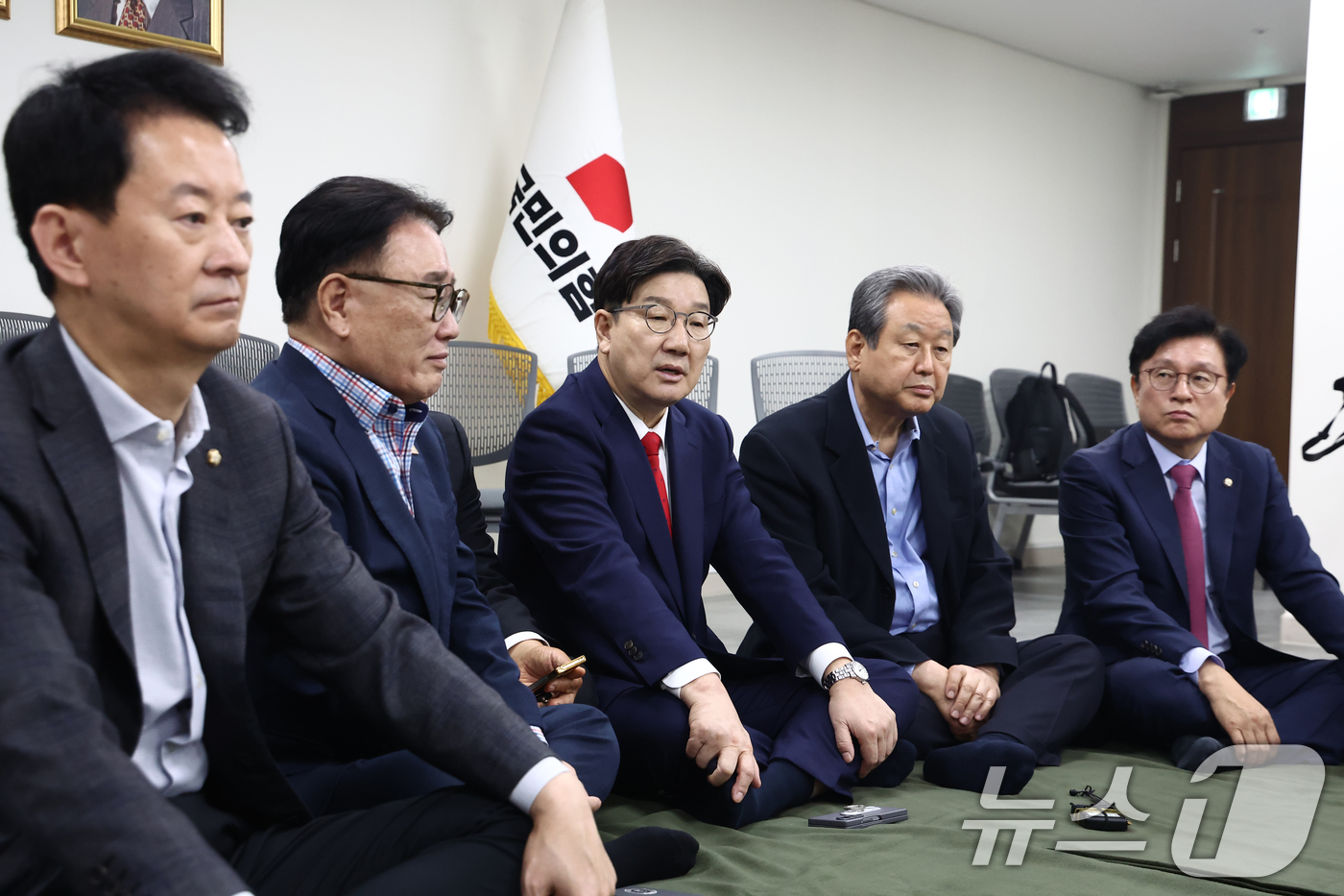 (서울=뉴스1) 김민지 기자 = 김문수 국민의힘 대통령 후보에게 단일화 약속을 촉구하며 무기한 단식에 돌입한 권성동 원내대표가 8일 오전 서울 여의도 중앙당사에서 같은 이유로 단식 …