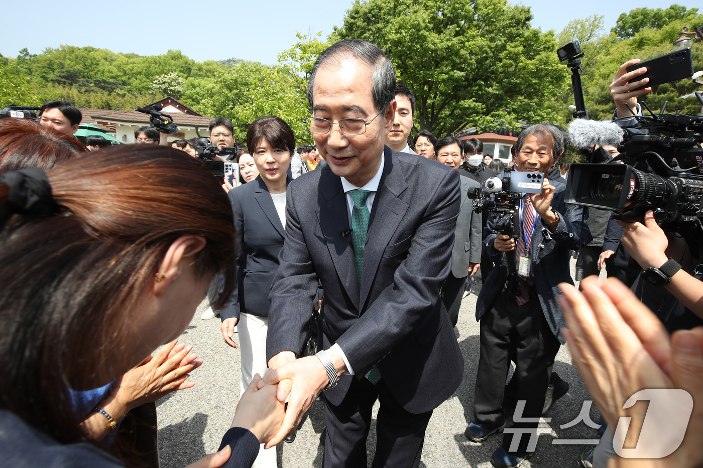 (구미=뉴스1) 공정식 기자 = 한덕수 무소속 대선 예비후보가 8일 오전 경북 구미시 박정희 전 대통령 생가를 찾아 지지자들과 인사 나누고 있다. 2025.5.8/뉴스1