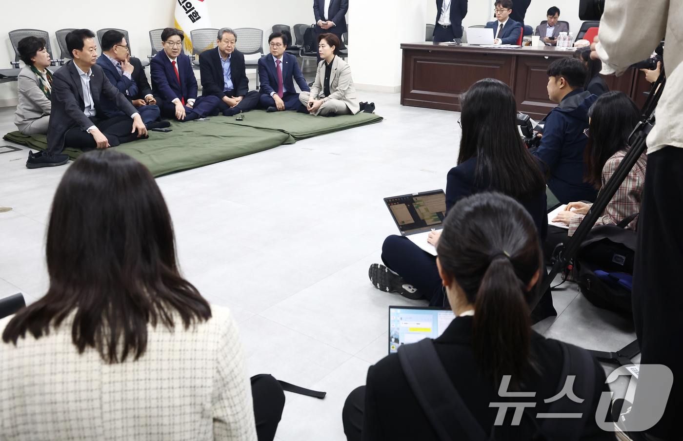 (서울=뉴스1) 김민지 기자 = 김문수 국민의힘 대통령 후보에게 단일화 약속을 촉구하며 무기한 단식에 돌입한 권성동 원내대표가 8일 오전 서울 여의도 중앙당사에서 같은 이유로 단식 …