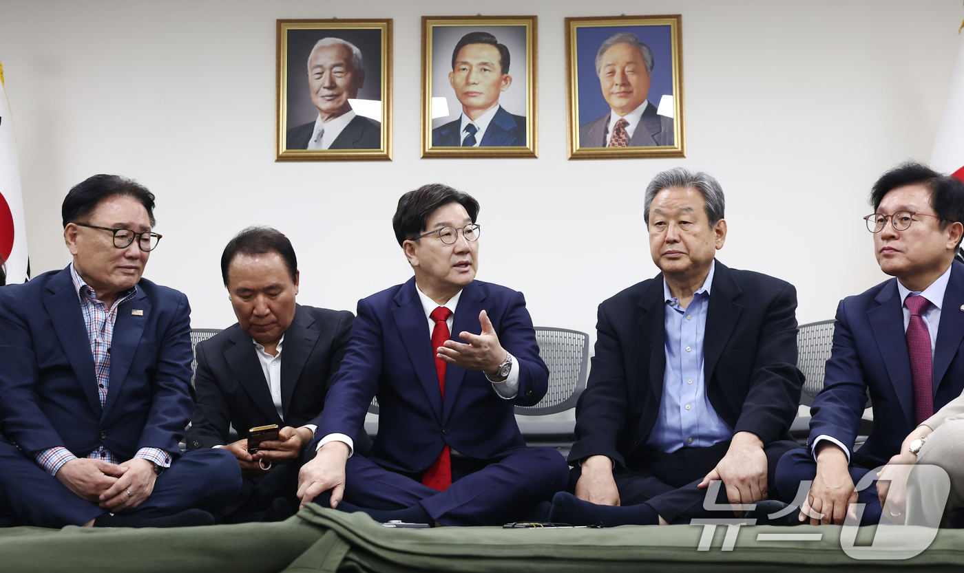 (서울=뉴스1) 김민지 기자 = 김문수 국민의힘 대통령 후보에게 단일화 약속을 촉구하며 무기한 단식에 돌입한 권성동 원내대표가 8일 오전 서울 여의도 중앙당사에서 같은 이유로 단식 …