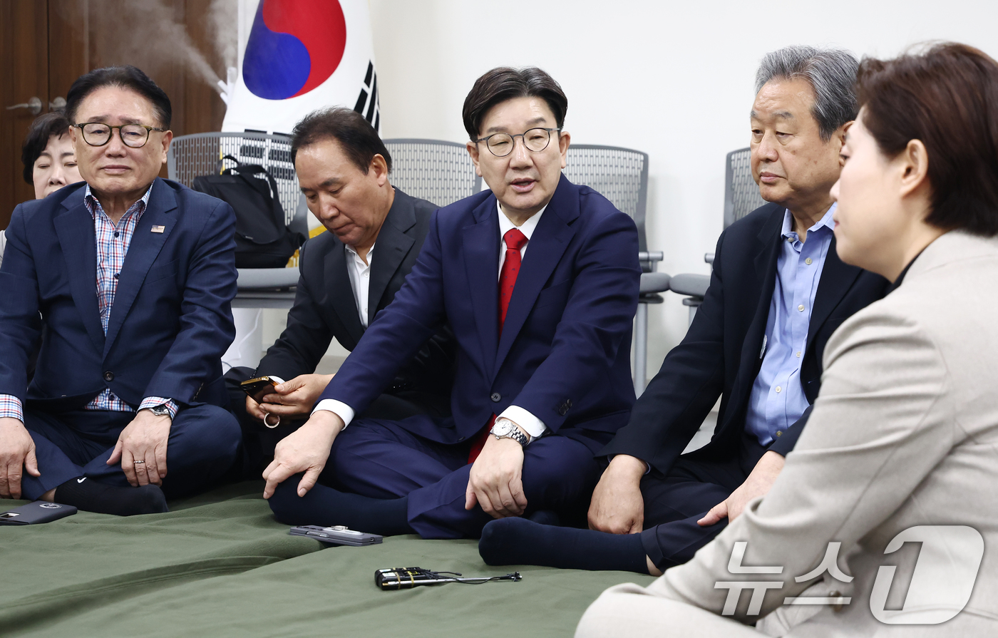 (서울=뉴스1) 김민지 기자 = 김문수 국민의힘 대통령 후보에게 단일화 약속을 촉구하며 무기한 단식에 돌입한 권성동 원내대표가 8일 오전 서울 여의도 중앙당사에서 같은 이유로 단식 …