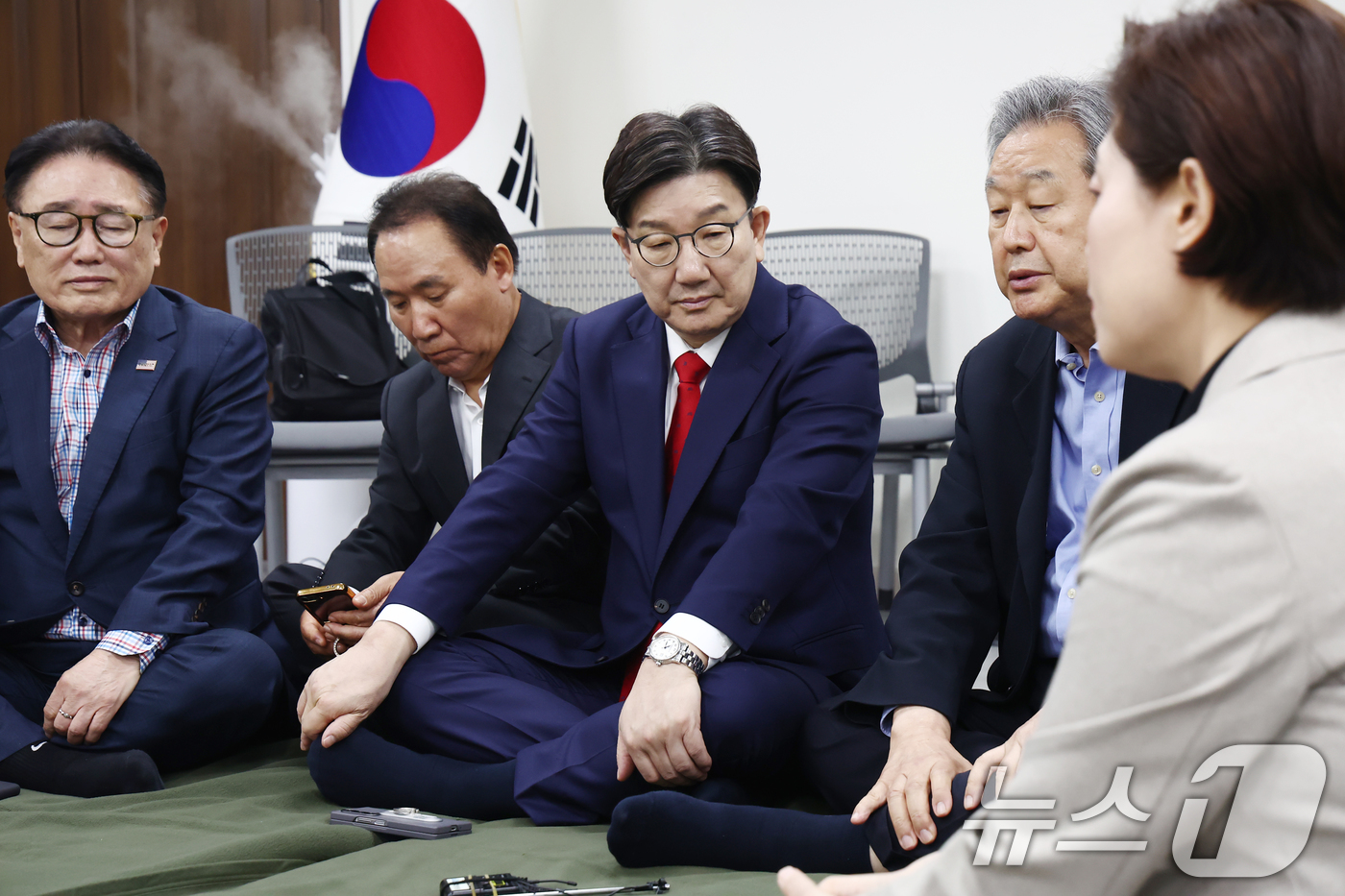 (서울=뉴스1) 김민지 기자 = 김문수 국민의힘 대통령 후보에게 단일화 약속을 촉구하며 무기한 단식에 돌입한 권성동 원내대표가 8일 오전 서울 여의도 중앙당사에서 같은 이유로 단식 …