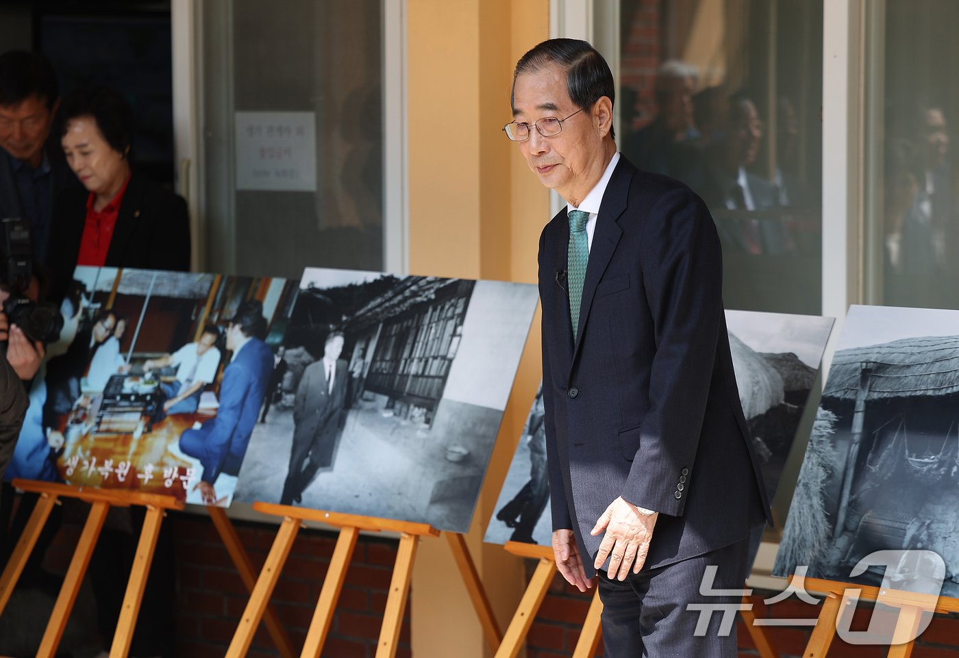 (구미=뉴스1) 공정식 기자 = 한덕수 무소속 대선 예비후보가 8일 오전 경북 구미시 박정희 전 대통령 생가를 방문하고 있다. 2025.5.8/뉴스1