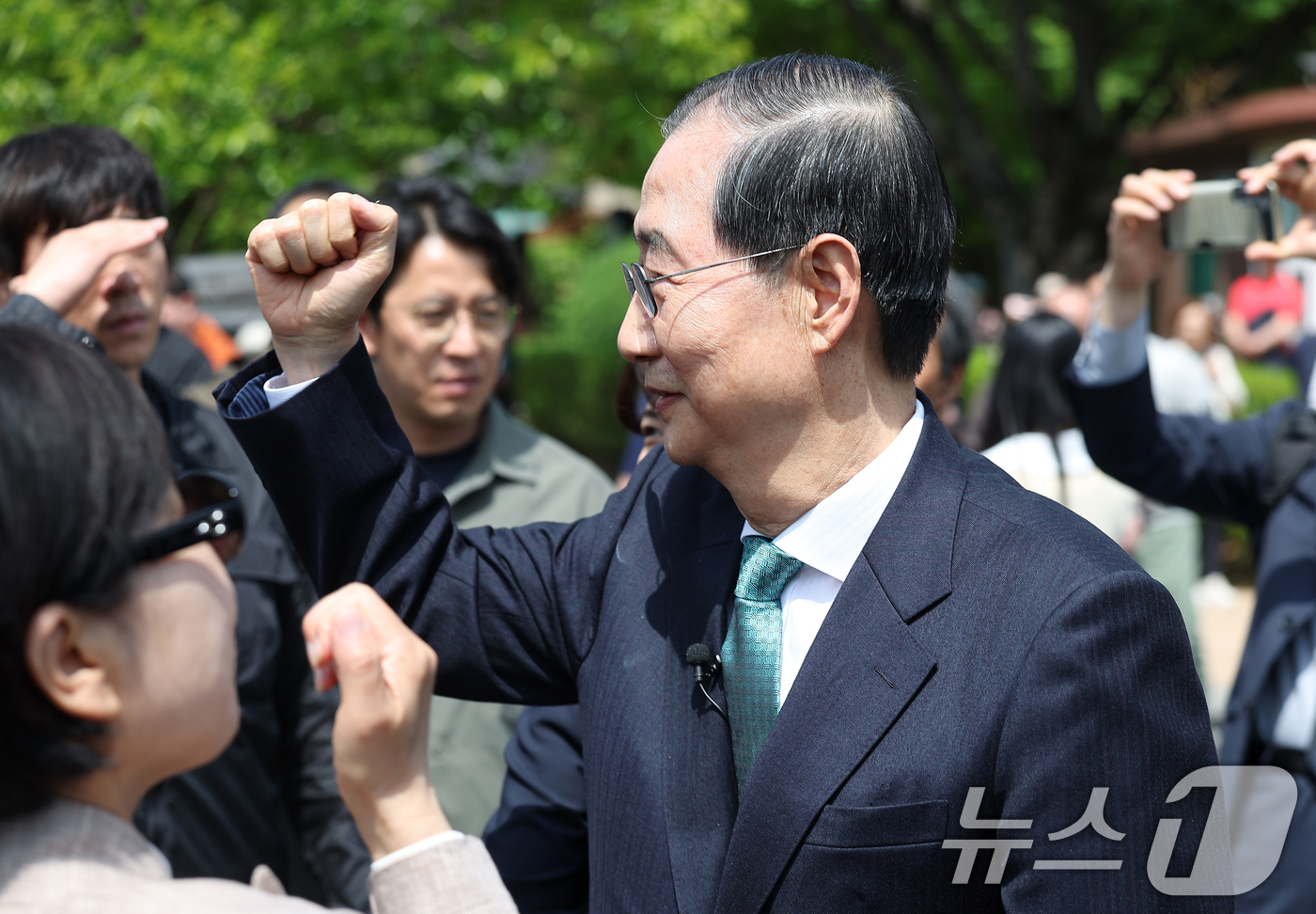 (구미=뉴스1) 공정식 기자 = 한덕수 무소속 대선 예비후보가 8일 오전 경북 구미시 박정희 전 대통령 생가를 찾아 지지자들과 인사 나누고 있다. 2025.5.8/뉴스1