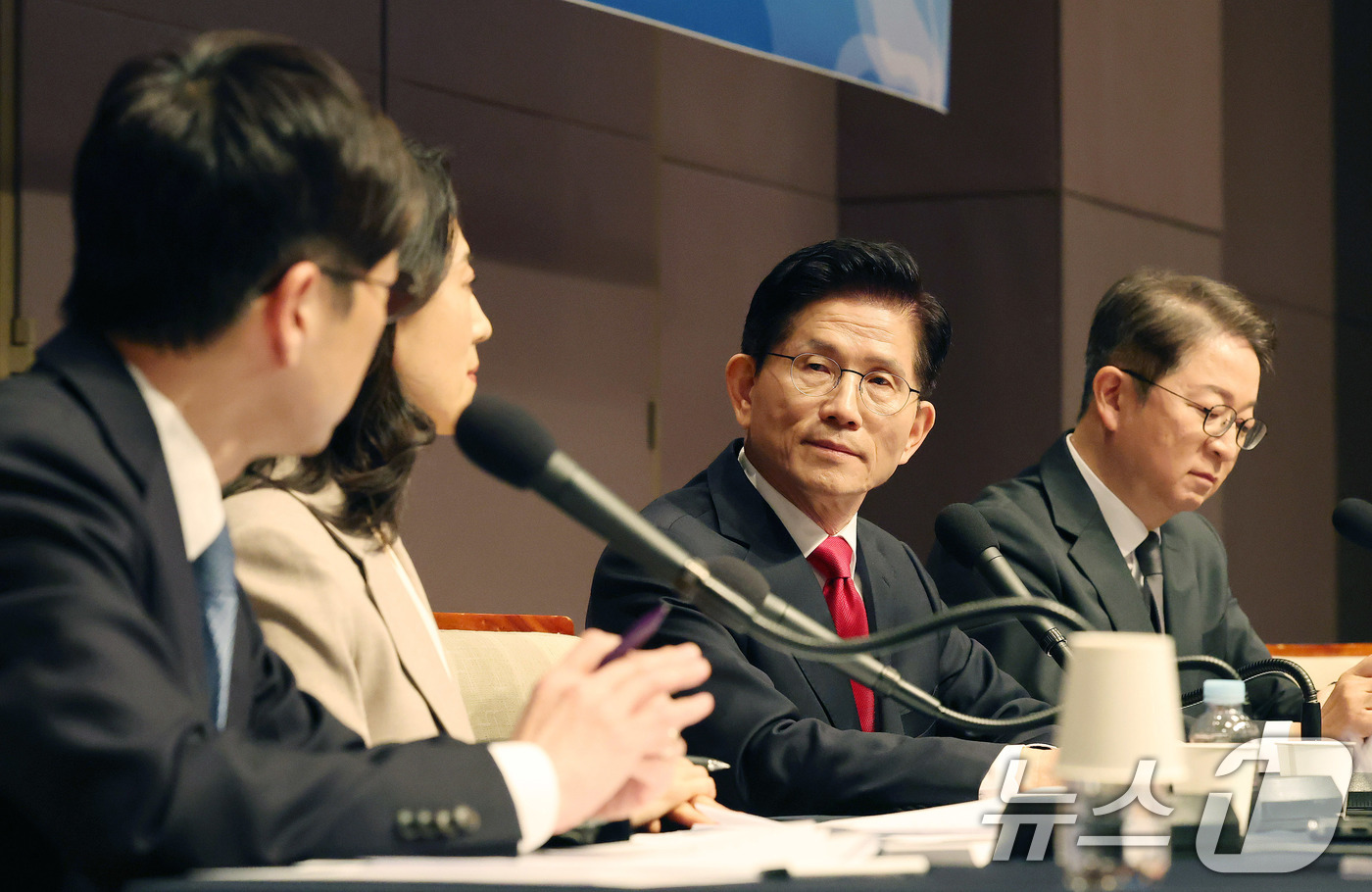 (서울=뉴스1) 박세연 기자 = 김문수 국민의힘 대선 후보가 8일 서울 중구 프레스센터에서 열린 관훈클럽 토론에 참석해 패널의 질의를 경청하고 있다.  2025.5.8/뉴스1