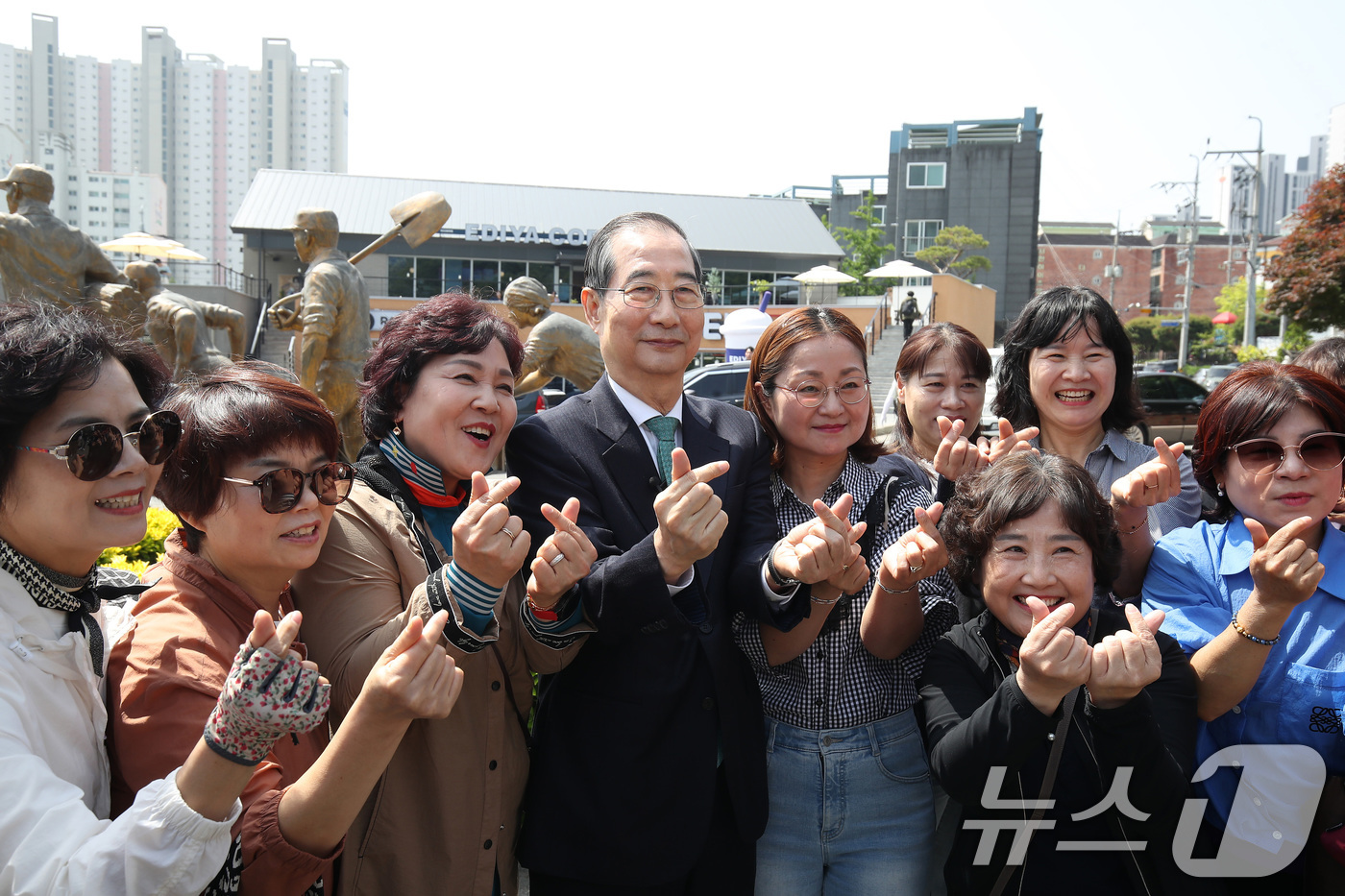 (구미=뉴스1) 공정식 기자 = 한덕수 무소속 대선 예비후보가 8일 오전 경북 구미시 박정희 전 대통령 생가를 찾아 지지자들과 기념촬영하고 있다. 2025.5.8/뉴스1