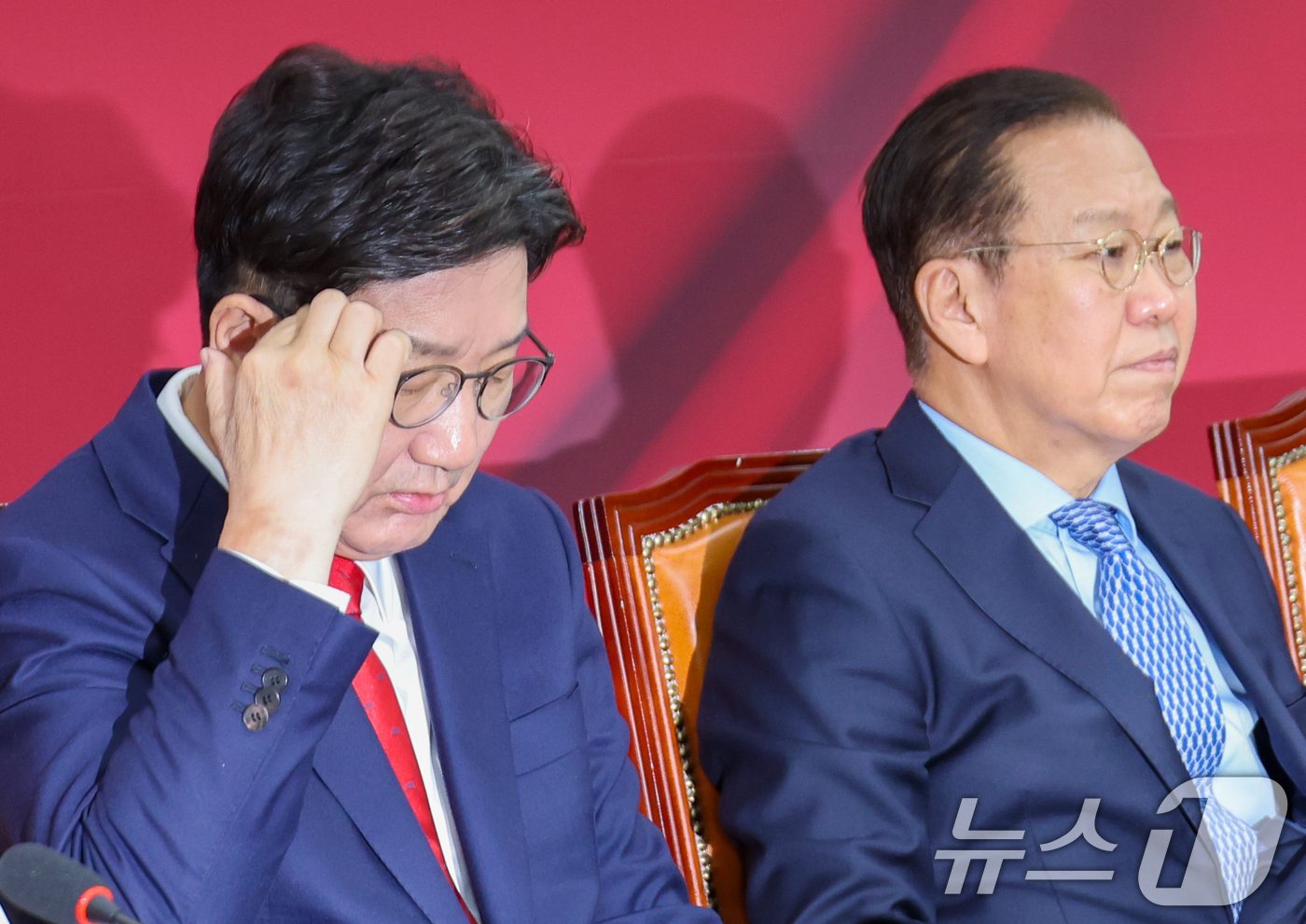 (서울=뉴스1) 안은나 기자 = 권성동 국민의힘 원내대표(왼쪽), 권영세 비상대책위원장이 8일 오전 서울 여의도 국회에서 열린 비상대책위원회의에서 생각에 잠겨 있다. 2025.5. …