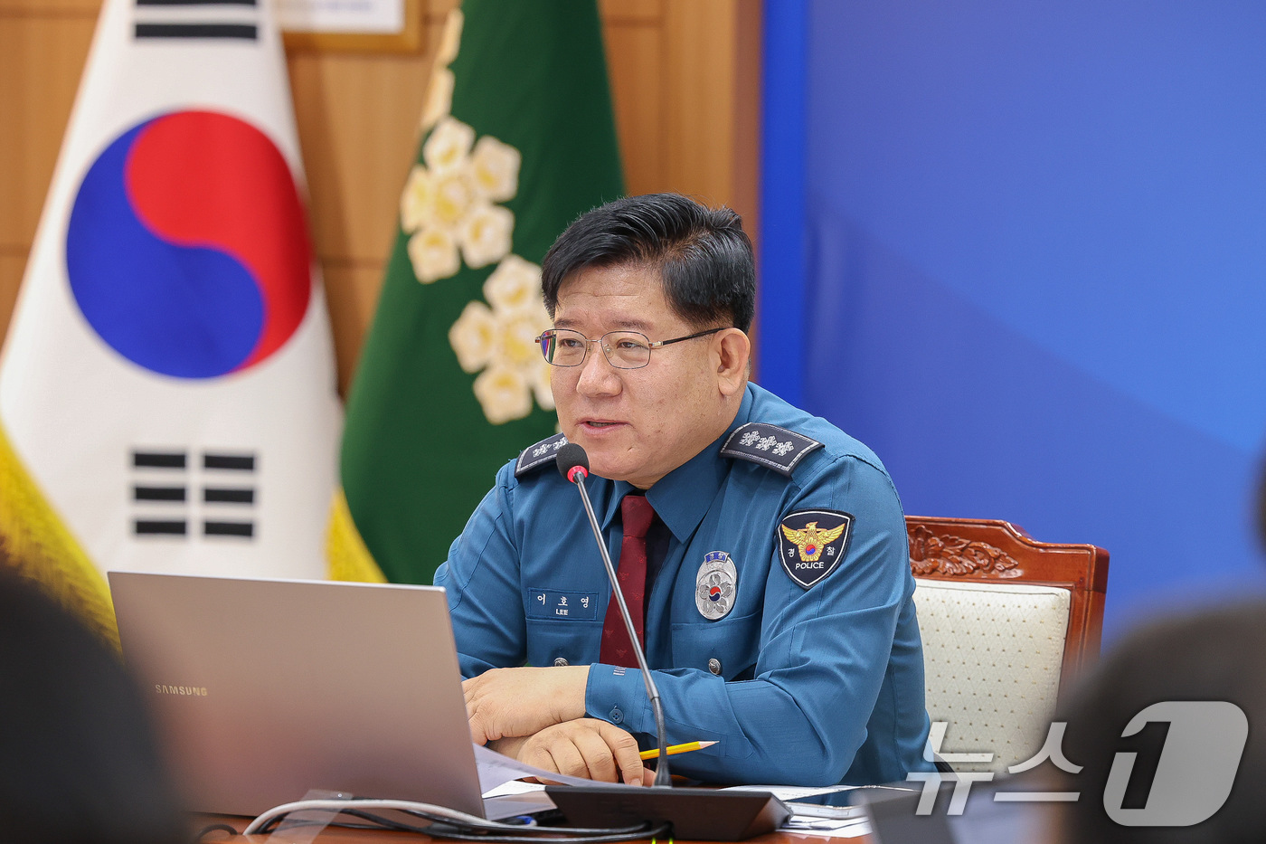 (서울=뉴스1) = 이호영 경찰청장 직무대행이 8일 서울 서대문구 경찰청 무궁화회의실에서 '전국 경찰지휘부 화상회의'를 주재하고 있다. (경찰청 제공. 재판매 및 DB 금지) 20 …