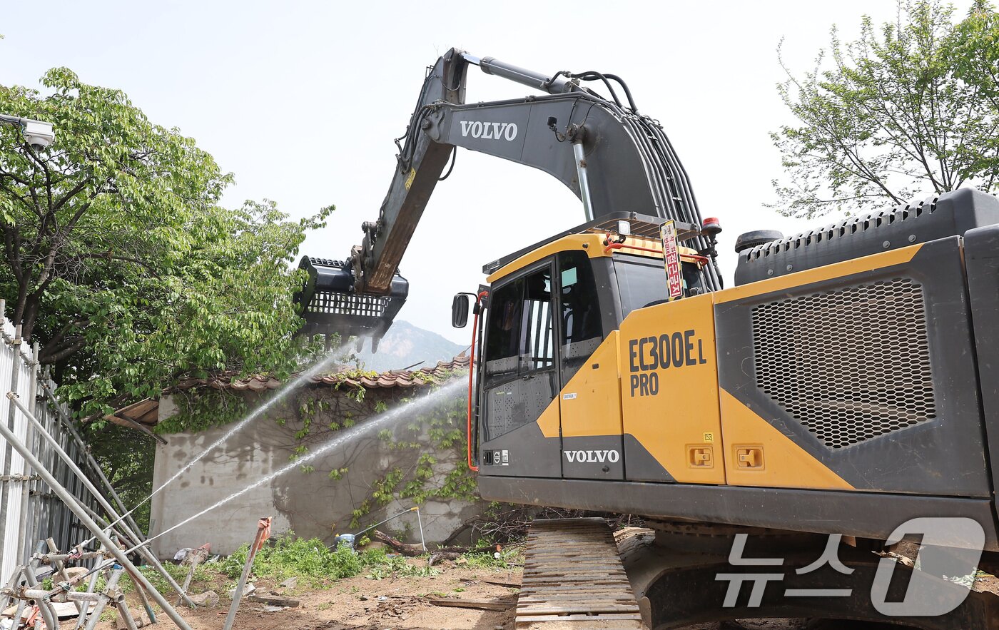 본문 이미지 - 서울 마지막 달동네인 노원구 중계본동 '백사마을'이 8일 오전 철거 작업을 하고 있다.  2025.5.8/뉴스1 ⓒ News1 김성진 기자
