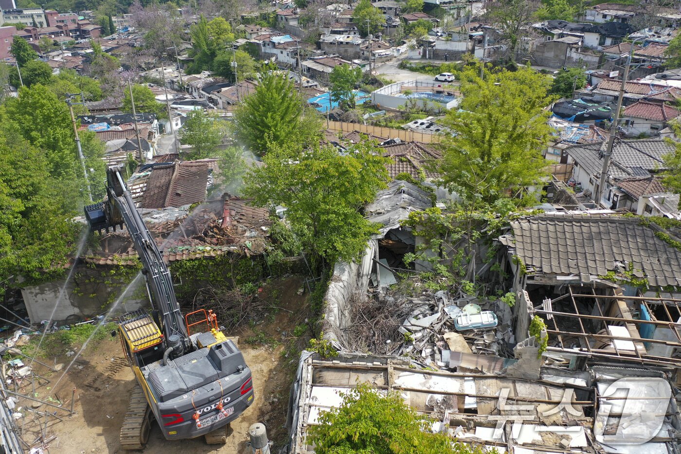본문 이미지 - 서울 마지막 달동네인 노원구 중계본동 '백사마을'이 8일 오전 철거 작업을 하고 있다. (공동취재) 2025.5.8/뉴스1 ⓒ News1 김성진 기자