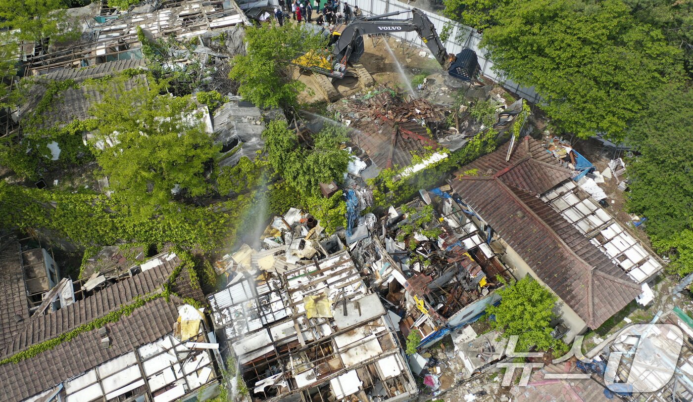 본문 이미지 - 서울 마지막 달동네인 노원구 중계본동 '백사마을'이 8일 오전 철거 작업을 하고 있다. (공동취재) 2025.5.8/뉴스1 ⓒ News1 김성진 기자