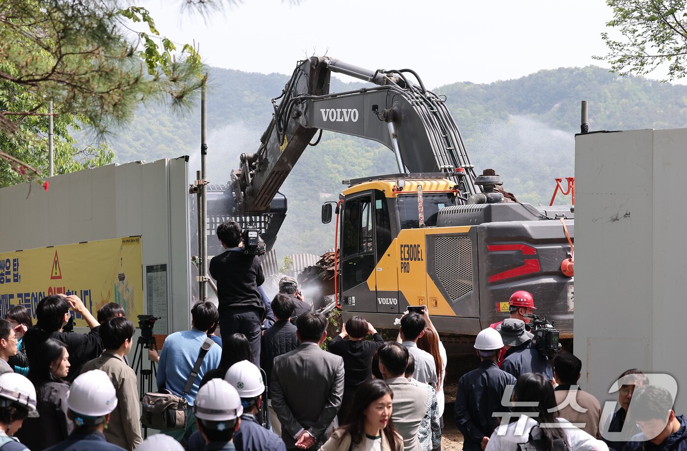 본문 이미지 - 서울 마지막 달동네인 노원구 중계본동 '백사마을'에서 8일 오전 철거 작업이 시작되고 있다. 2025.5.8/뉴스1 ⓒ News1 김성진 기자