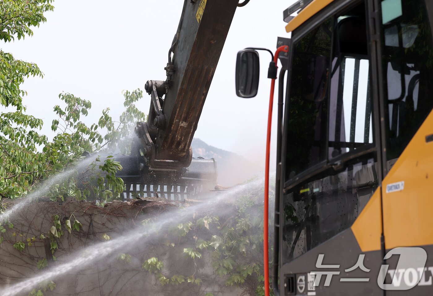 본문 이미지 - 서울 마지막 달동네인 노원구 중계본동 '백사마을'에서 8일 오전 철거 작업이 시작되고 있다. 2025.5.8/뉴스1 ⓒ News1 김성진 기자